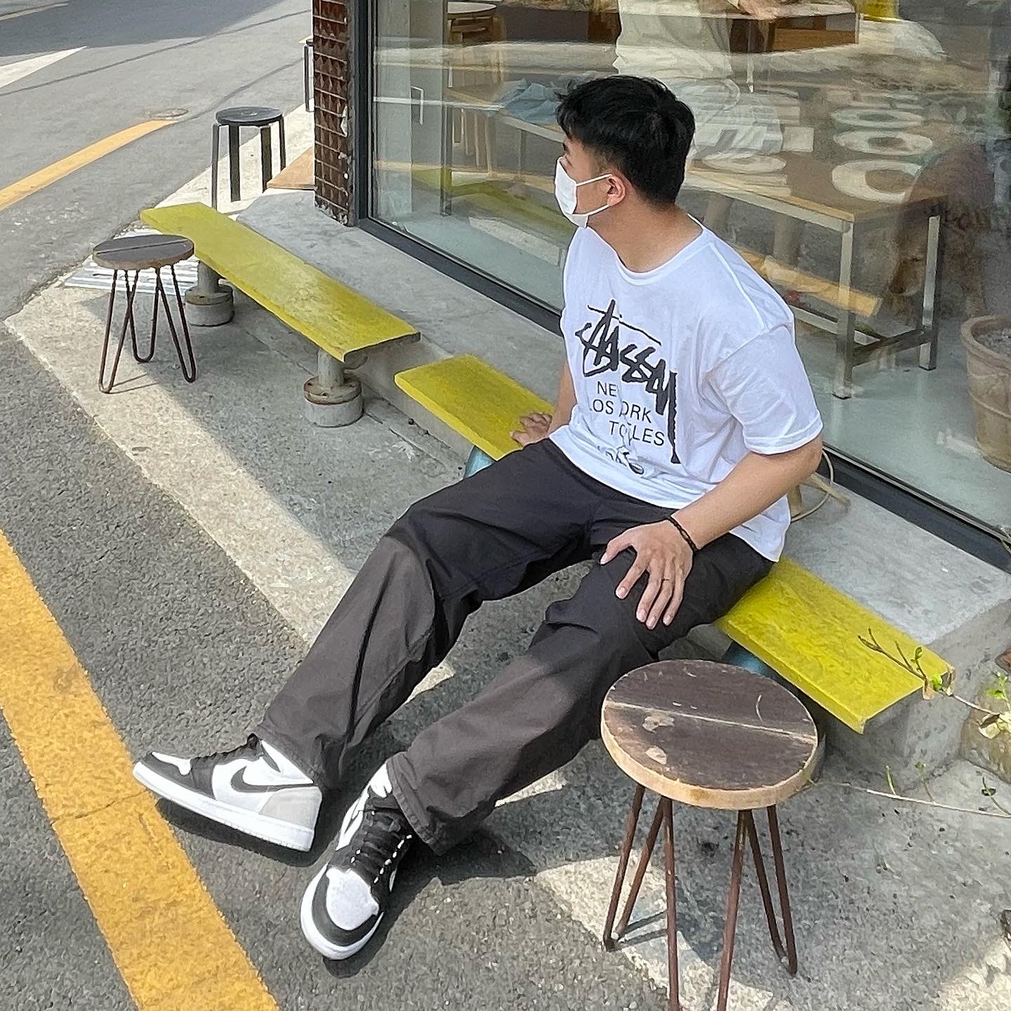 Jordan 1 Retro High OG Bleached Coral, Stussy World Tour T-Shirt White 착용 스타일