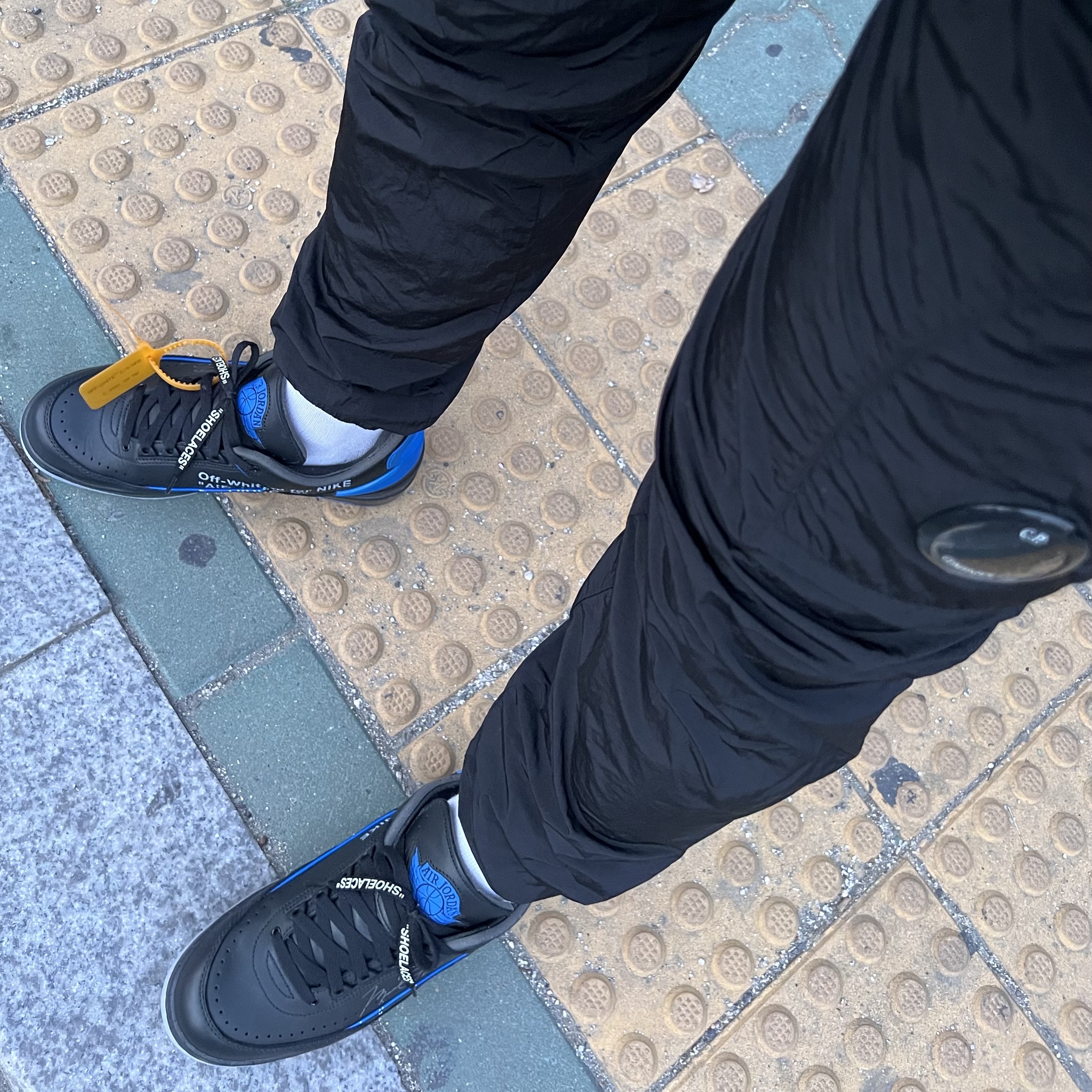 Jordan 2 x Off-White Retro Low SP Black and Varsity Royal, C.P. Company Chome-R Track Pants Black - 22SS 착용 스타일 - 1