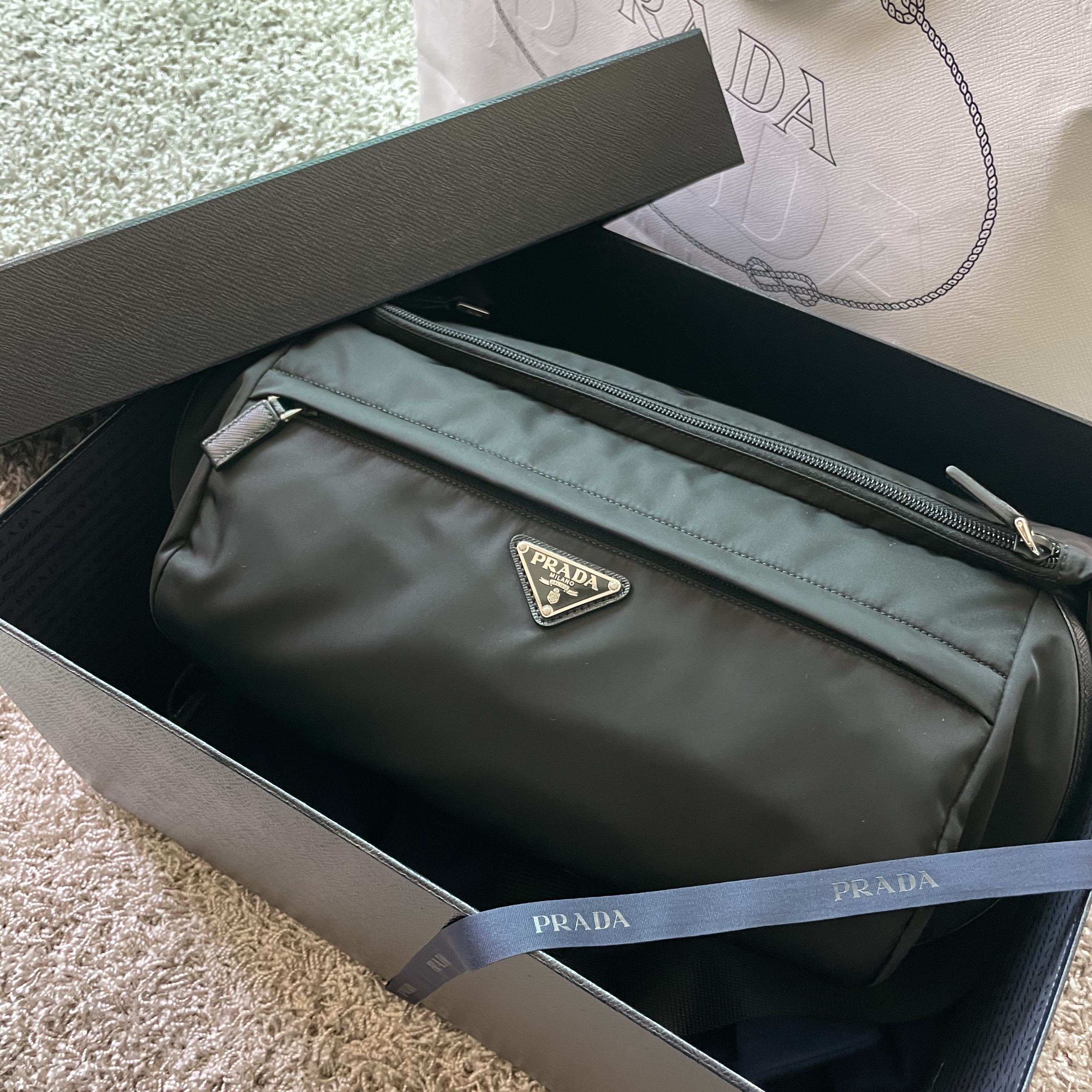 Prada Re-Nylon and Saffiano Leather Shoulder Bag Black 착용 스타일 - 2