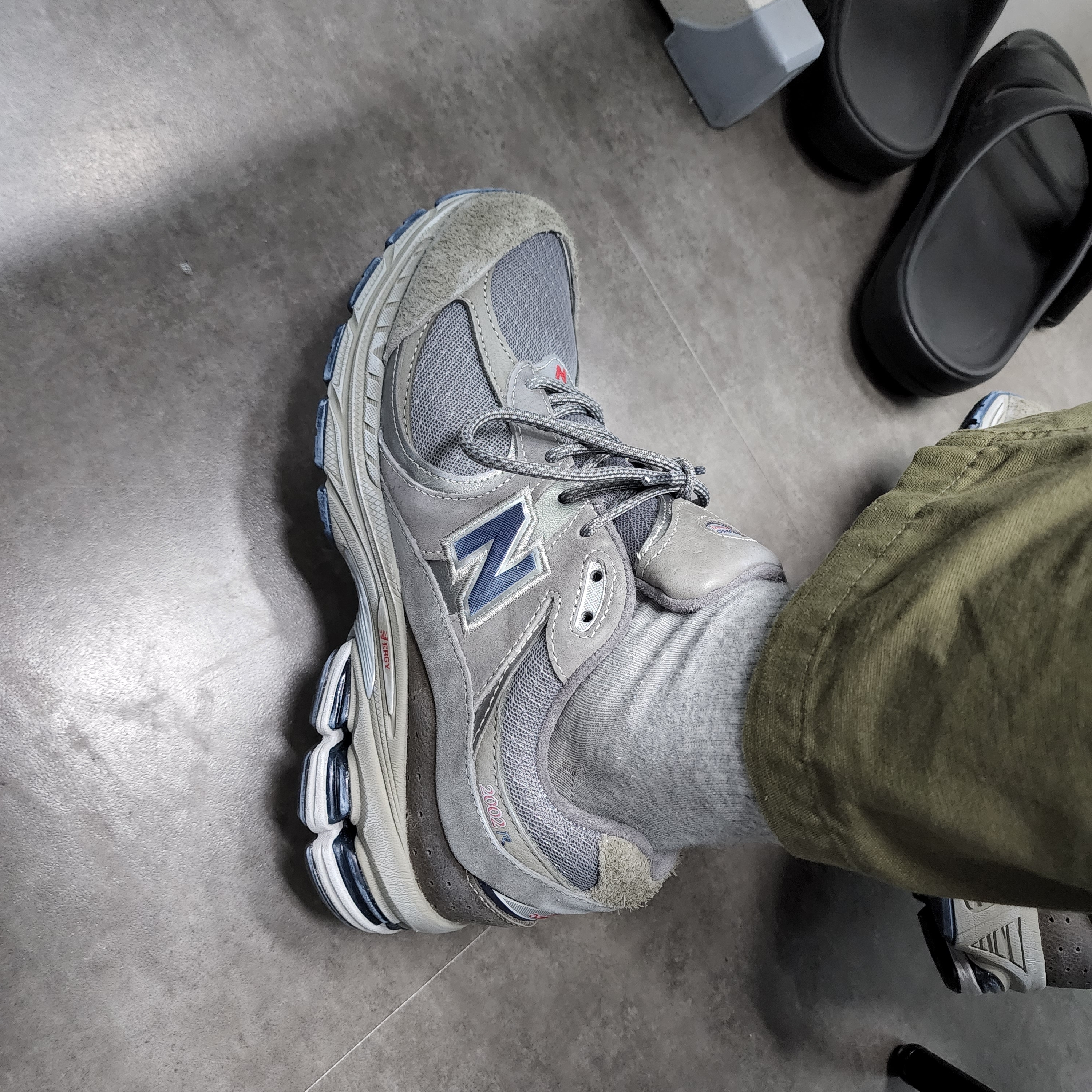 New Balance 2002R Premium Vintage Grey 착용 스타일