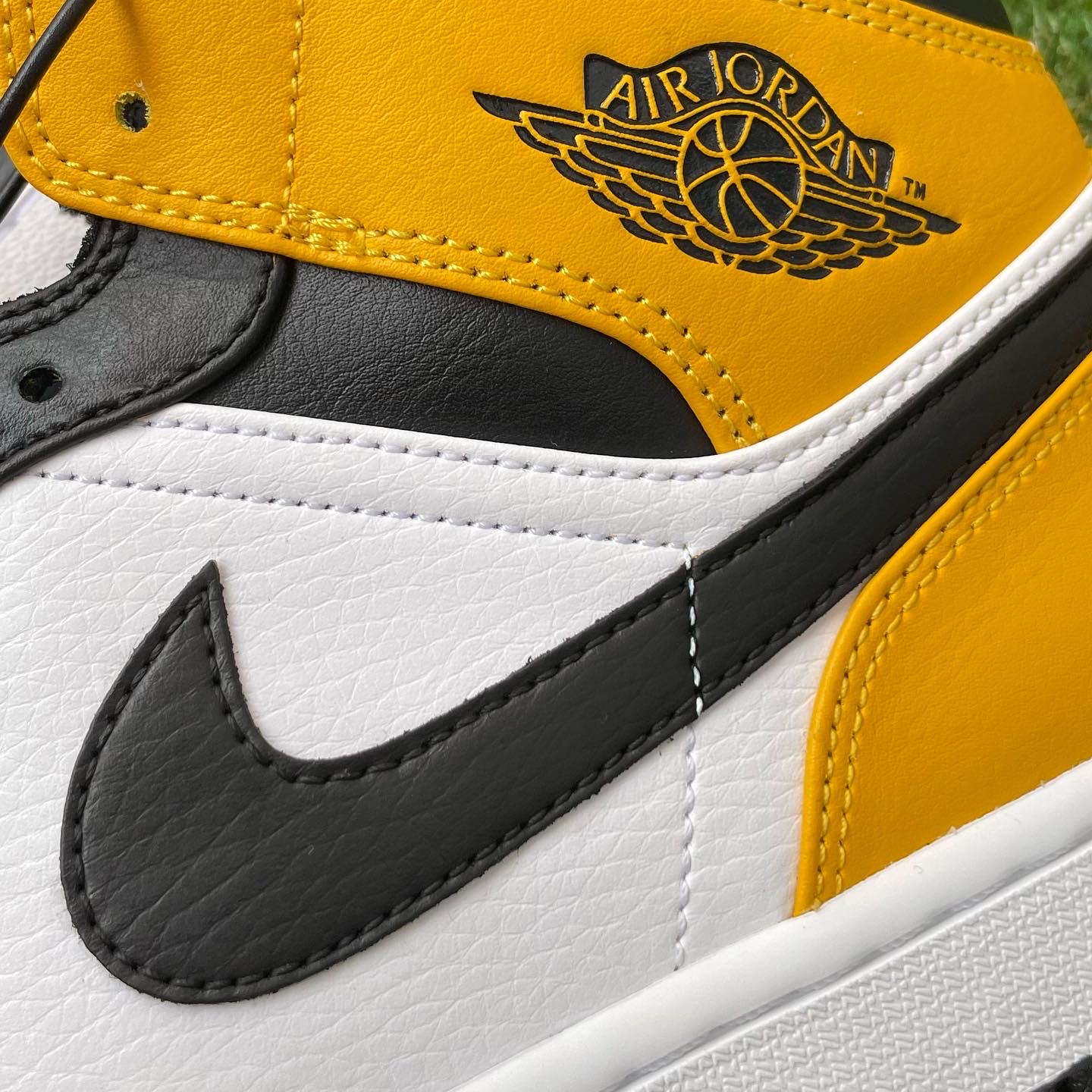 Jordan 1 Mid White University Gold 착용 스타일 - 3