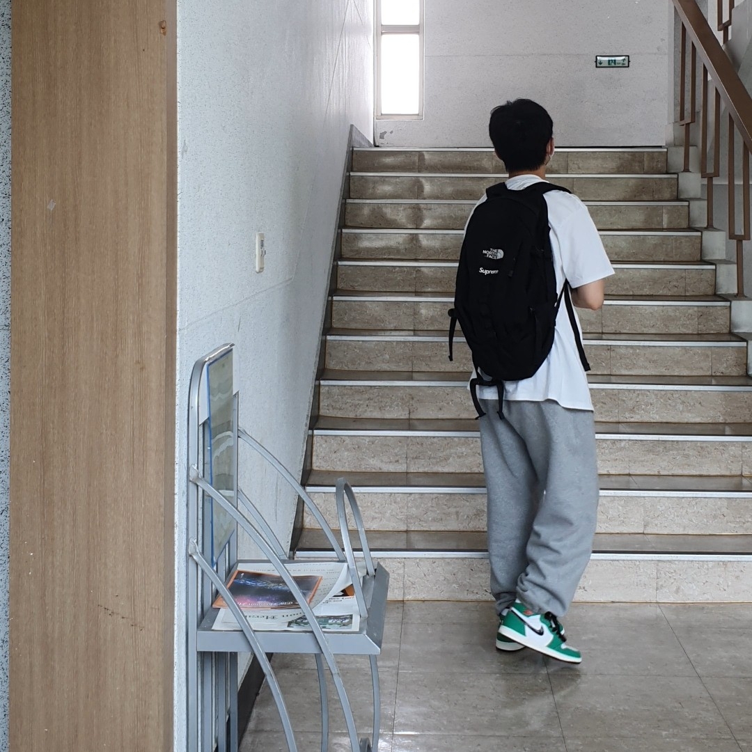 Stussy Crowned T-Shirt White, (W) Jordan 1 Retro High OG Lucky Green 착용 스타일 - 2
