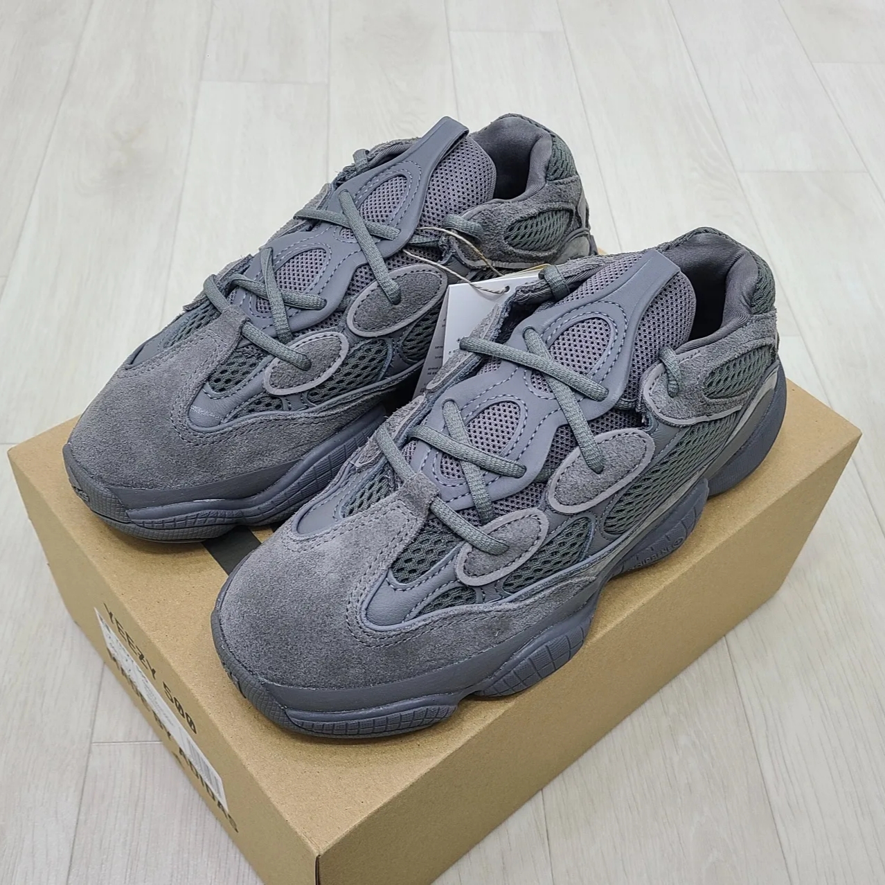Adidas Yeezy 500 Granite 착용 스타일 - 2