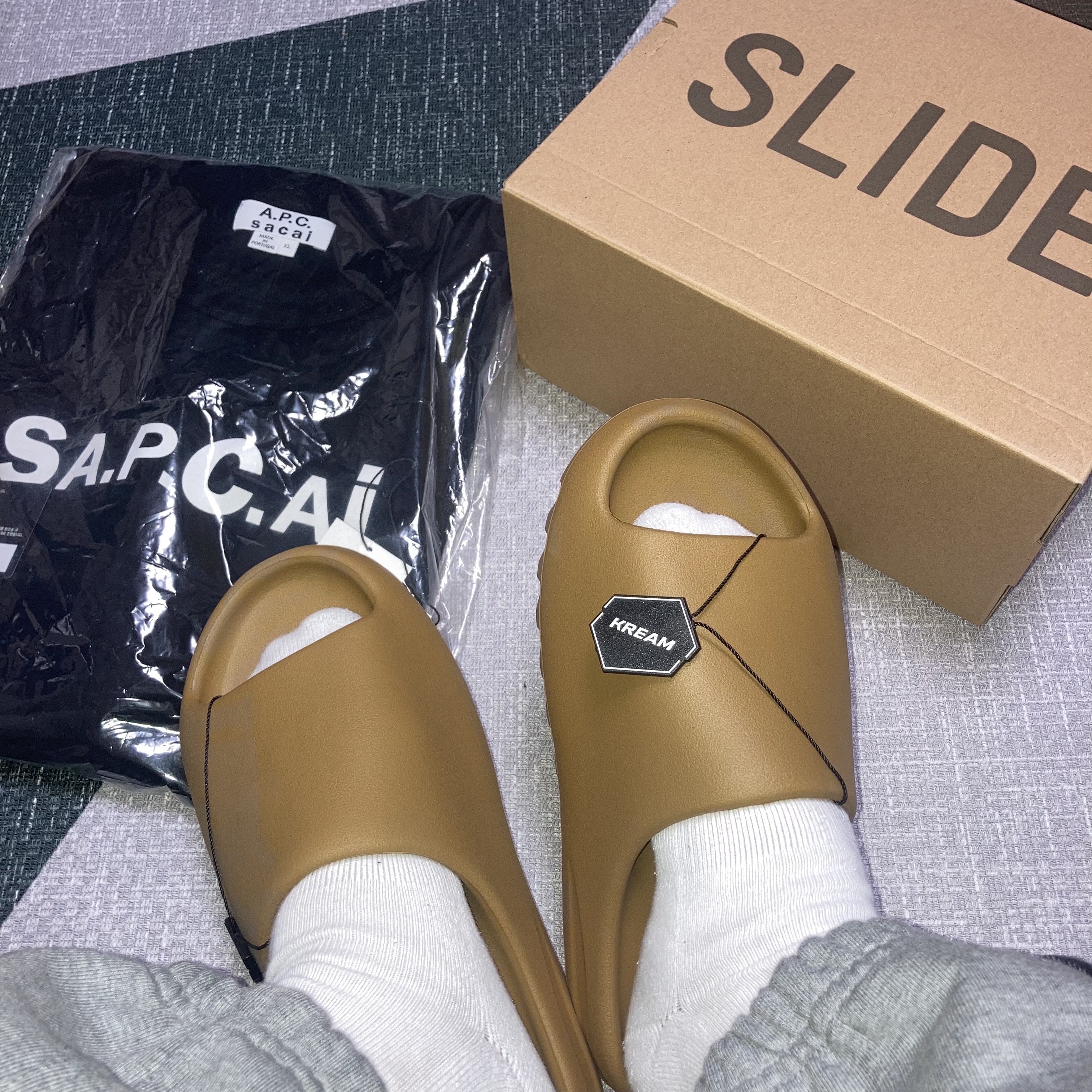 Adidas Yeezy Slide Ochre 착용 스타일