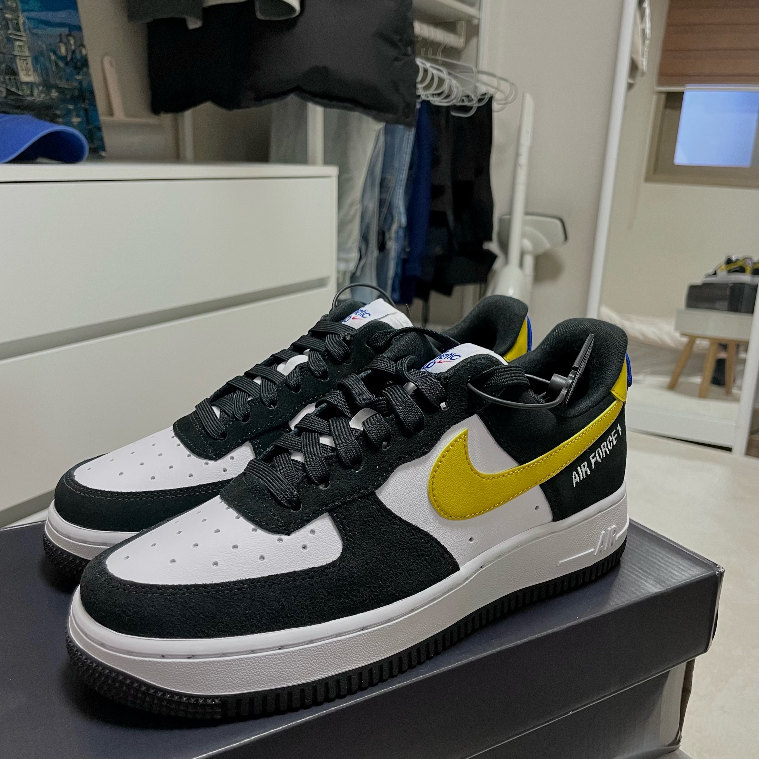 Nike Air Force 1 '07 LV8 Athletic Club Black Dark Sulfur 착용 스타일