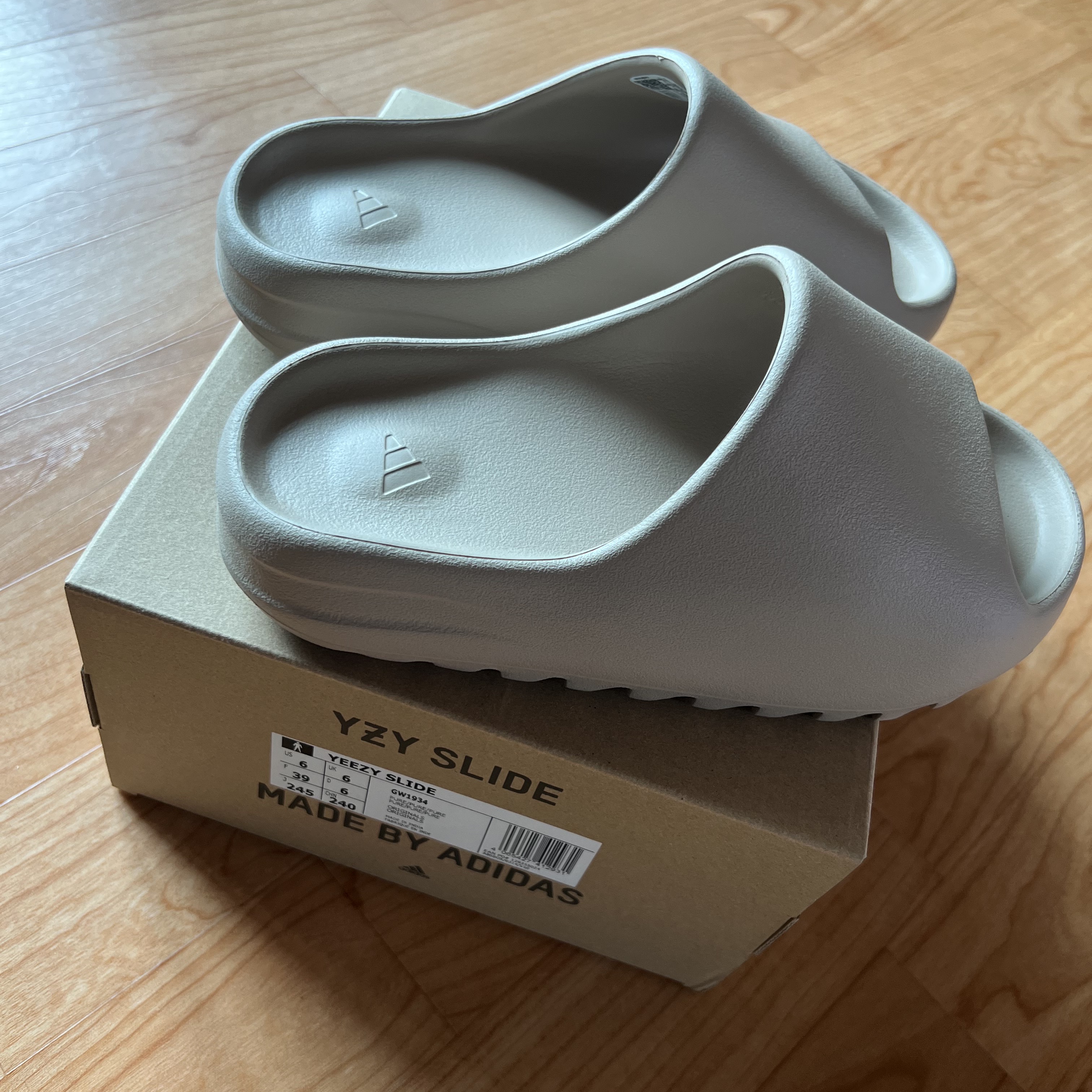 Adidas Yeezy Slide Pure 착용 스타일