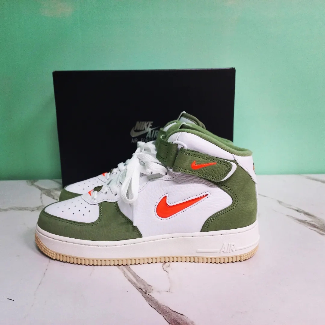 Nike Air Force 1 Mid '07 QS Olive Green and Total Orange 착용 스타일 - 3