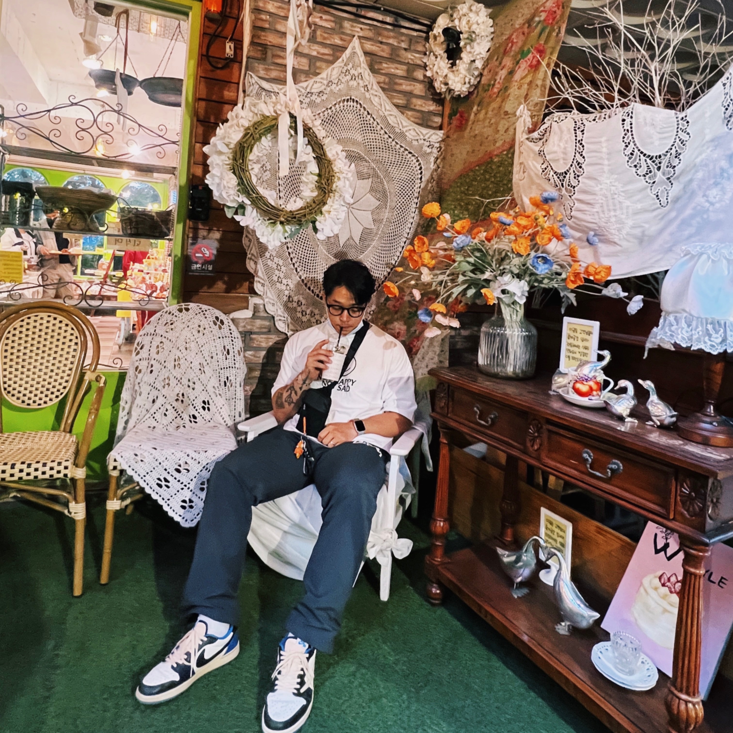 Nike x Stussy Beach Pants Off Noir, Jordan 1 x Travis Scott x Fragment Retro Low OG SP Military Blue 착용 스타일