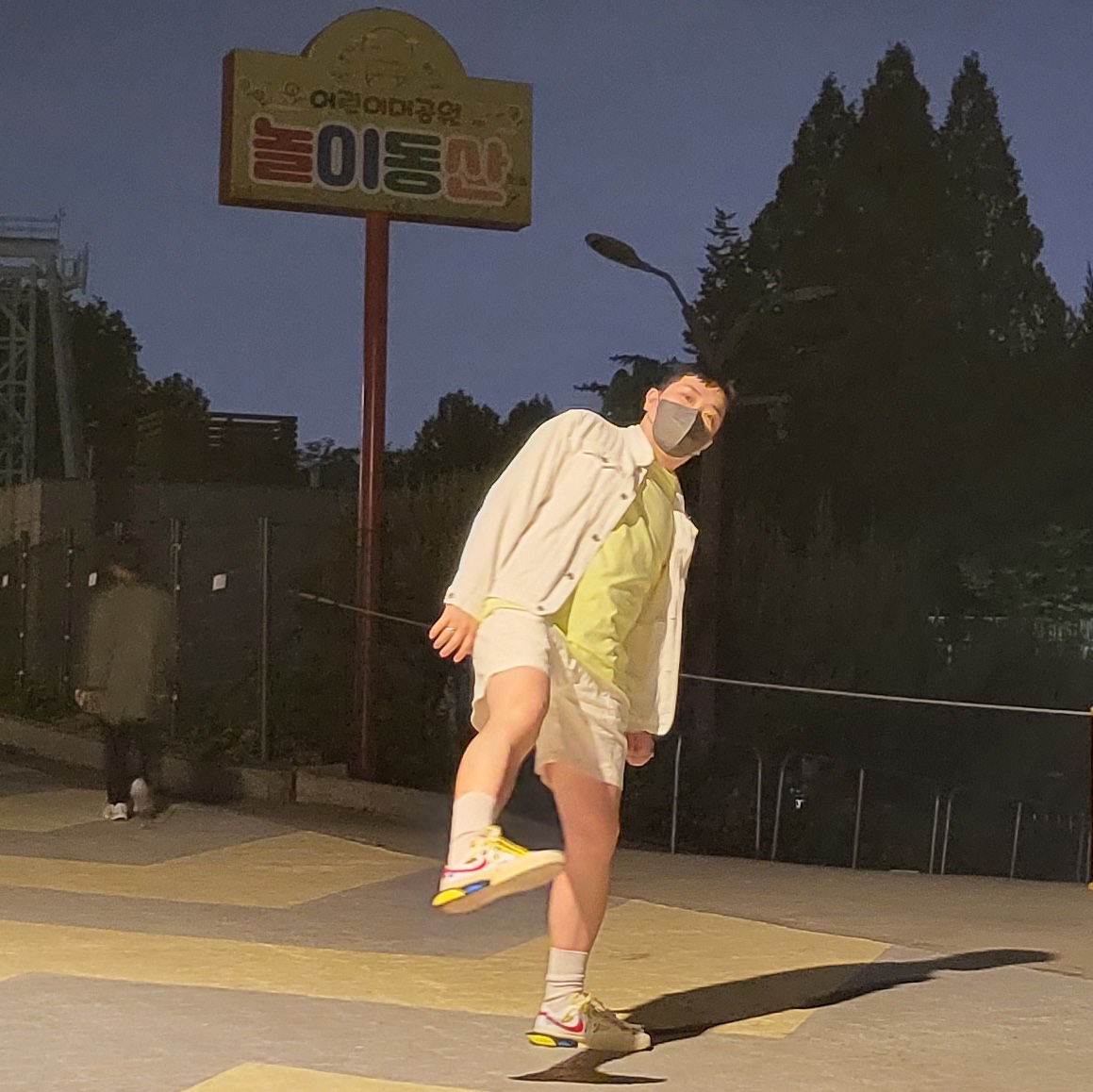 Nike x Off-White Blazer Low '77 White and University Red, Nike x Off-White Blazer Low '77 Black and Electro Green 착용 스타일 - 2
