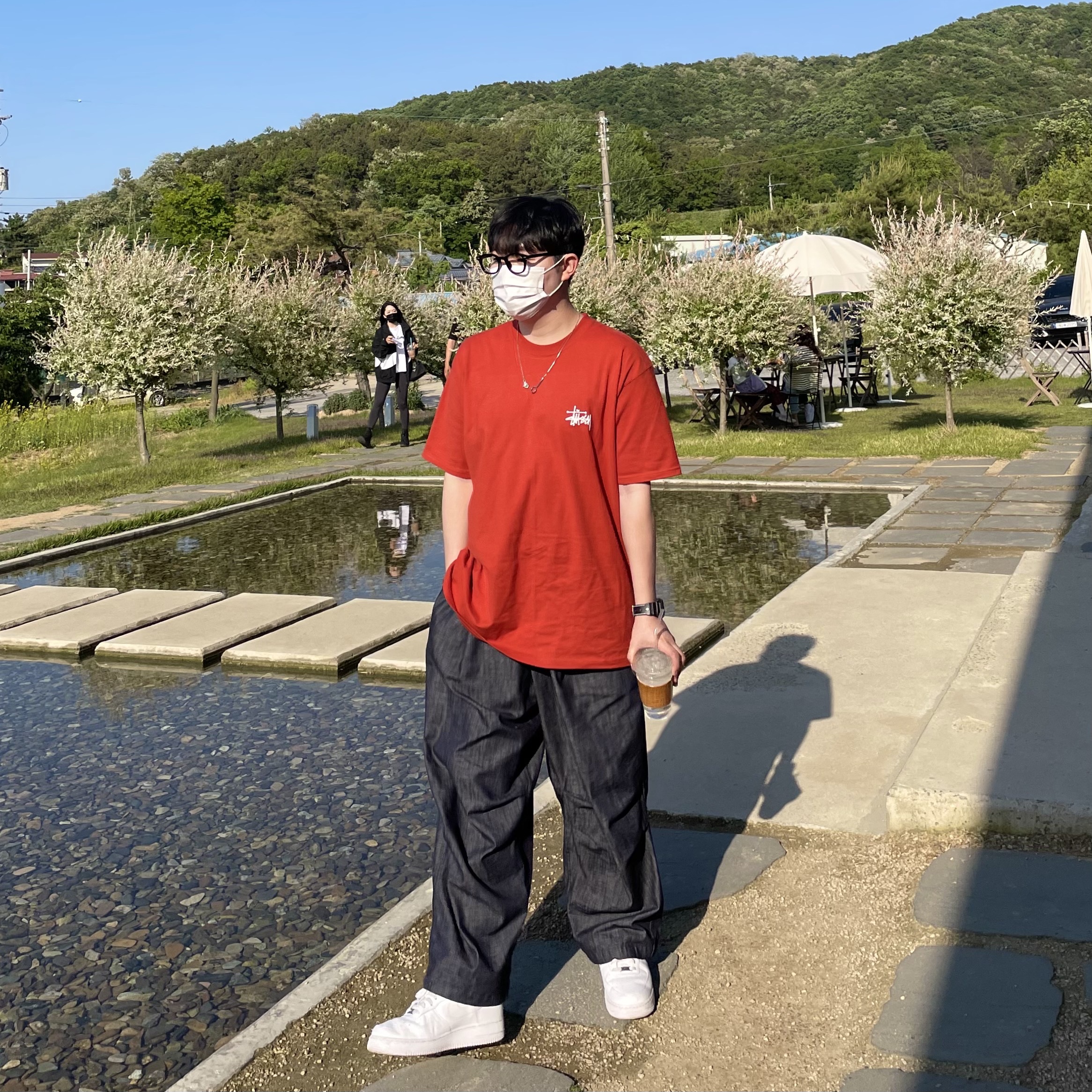Stussy Basic Stussy T-Shirt Red 2022, Nike Air Force 1 '07 Low White 착용 스타일 - 3