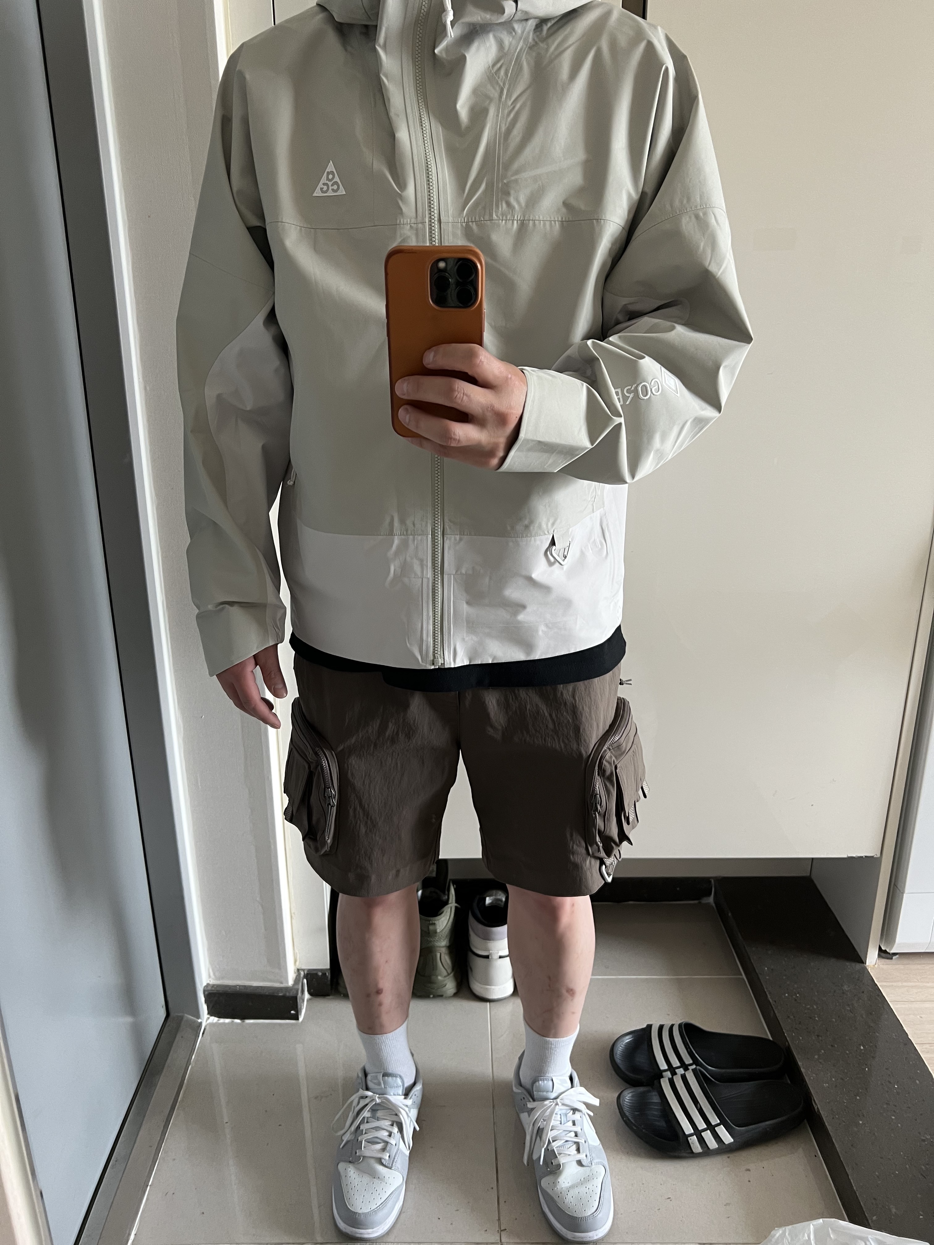 Nike ACG Cargo Shorts Ironstone - Asia, Nike ACG Storm-Fit ADV Chain of Craters Jacket Light Stone - Asia 착용 스타일