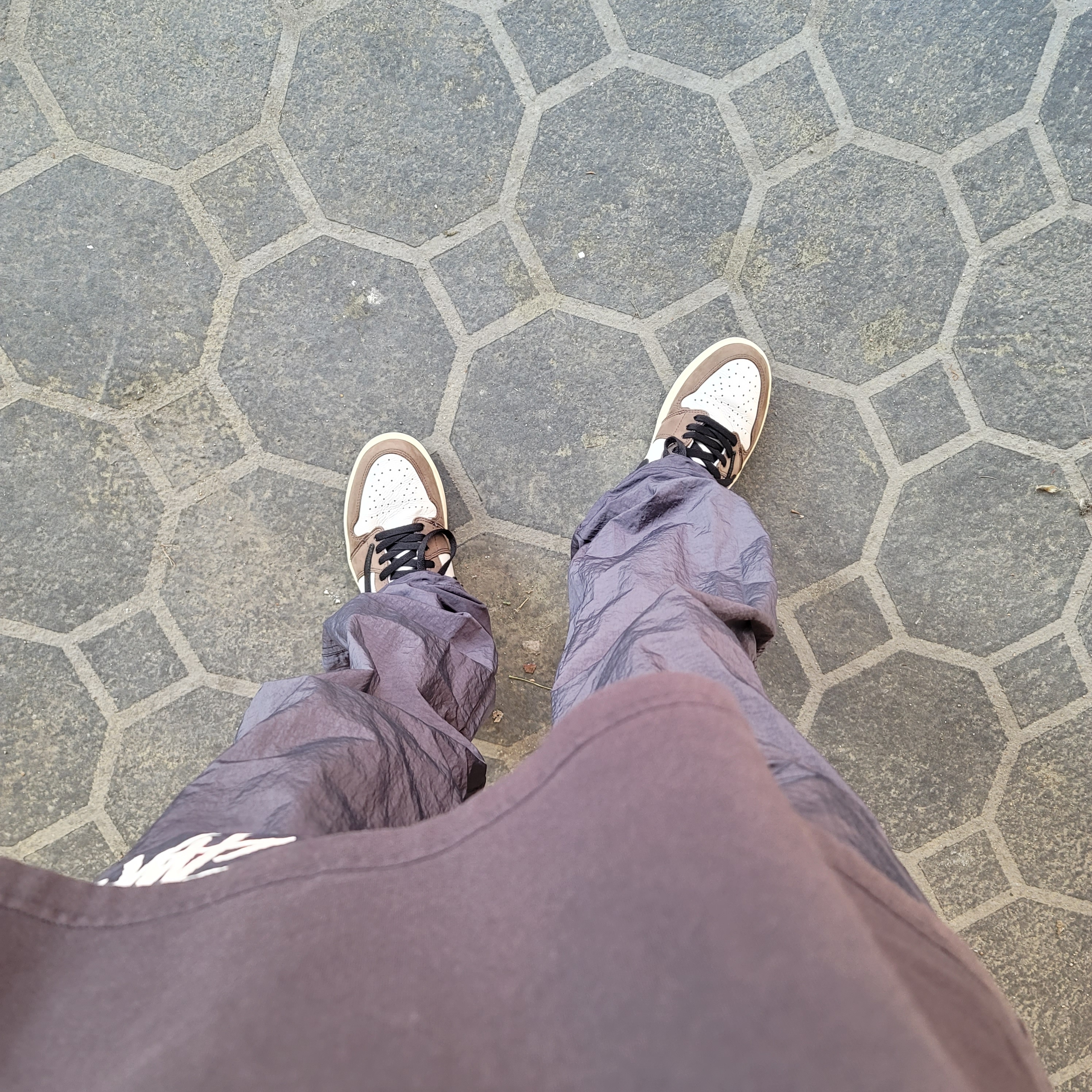 Jordan 1 x Travis Scott Retro High OG SP Mocha, Nike x Stussy Beach Pants Off Noir 착용 스타일