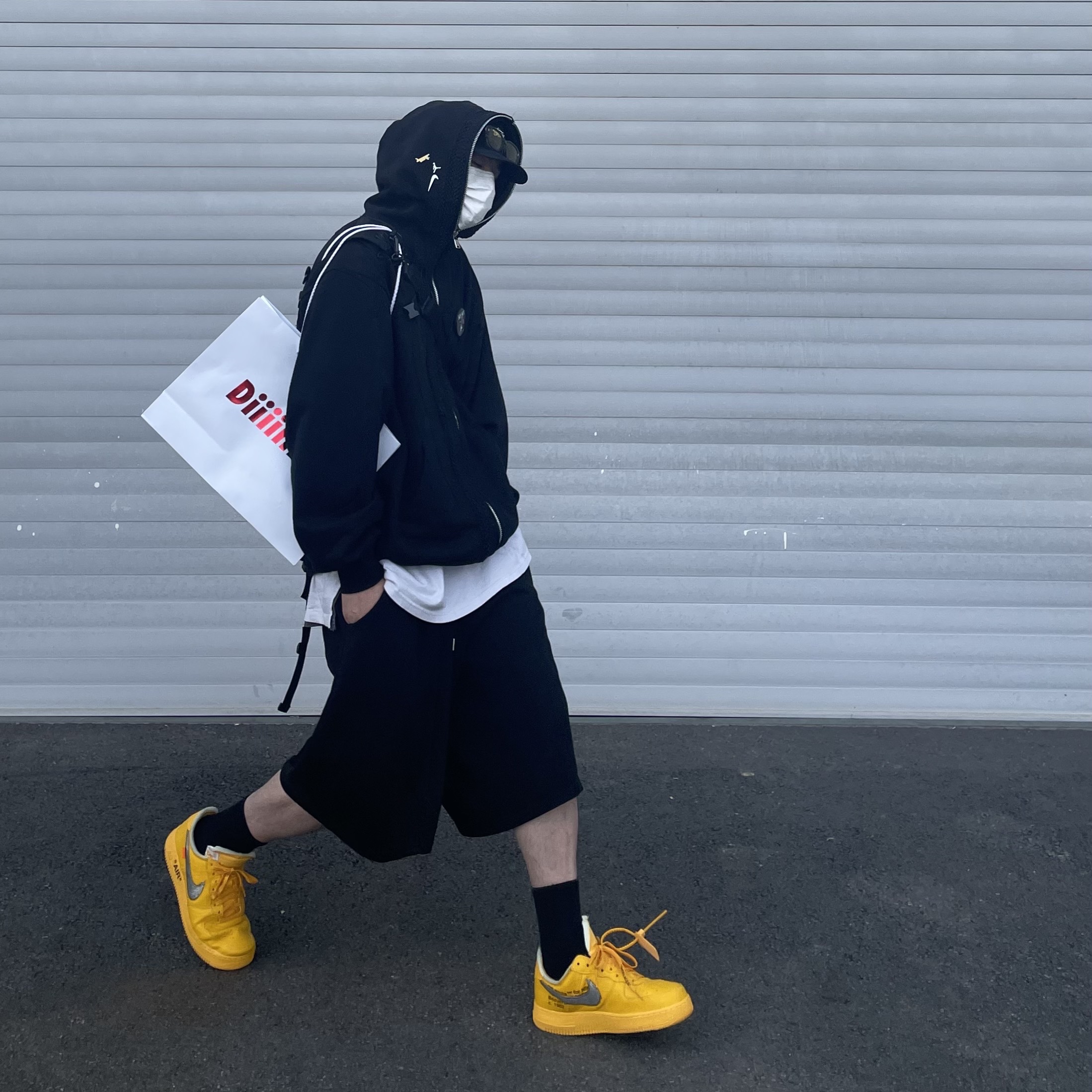 Nike x Off-White Air Force 1 '07 University Gold 착용 스타일