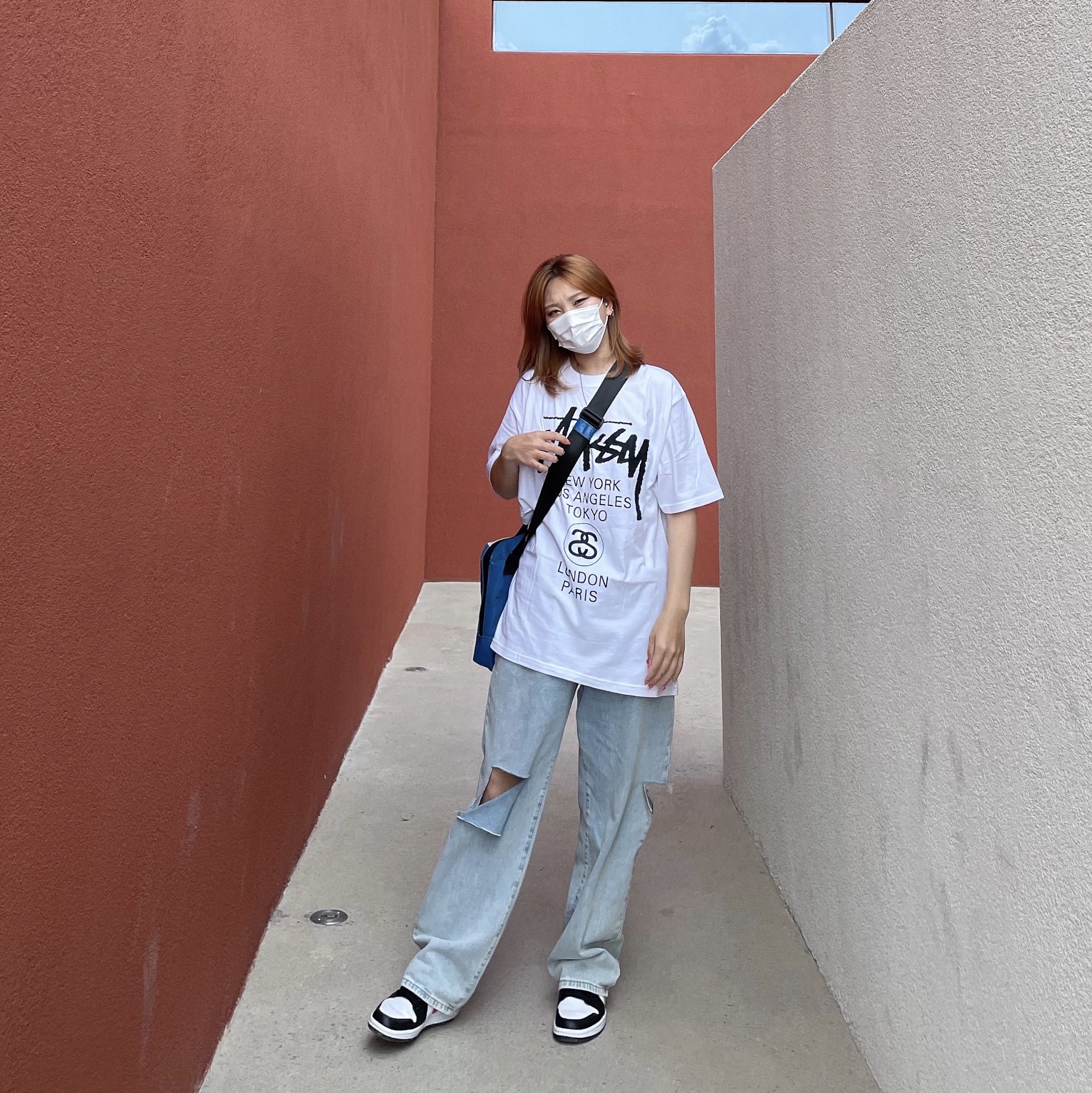 (W) Jordan 1 Low Black Siren Red, Stussy World Tour T-Shirt White 착용 스타일 - 1