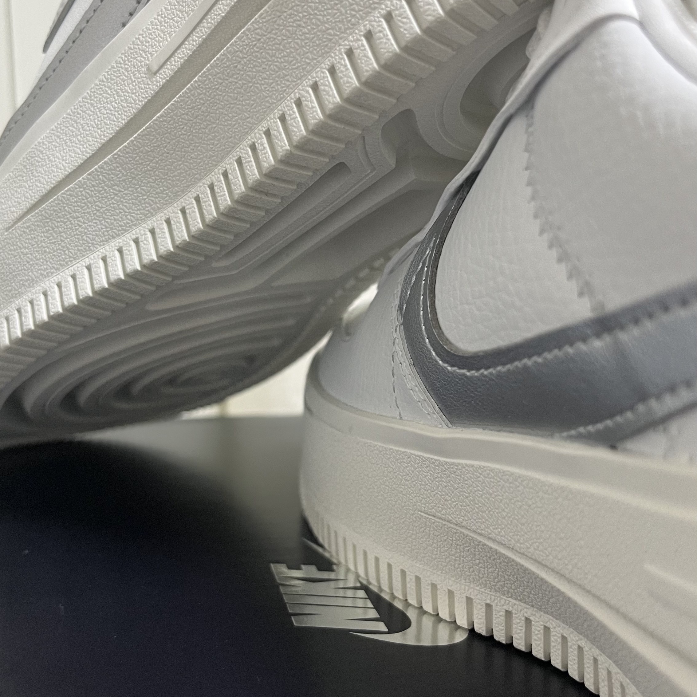 (W) Nike Air Force 1 PLT.AF.ORM Summit White Metallic Silver 착용 스타일 - 4
