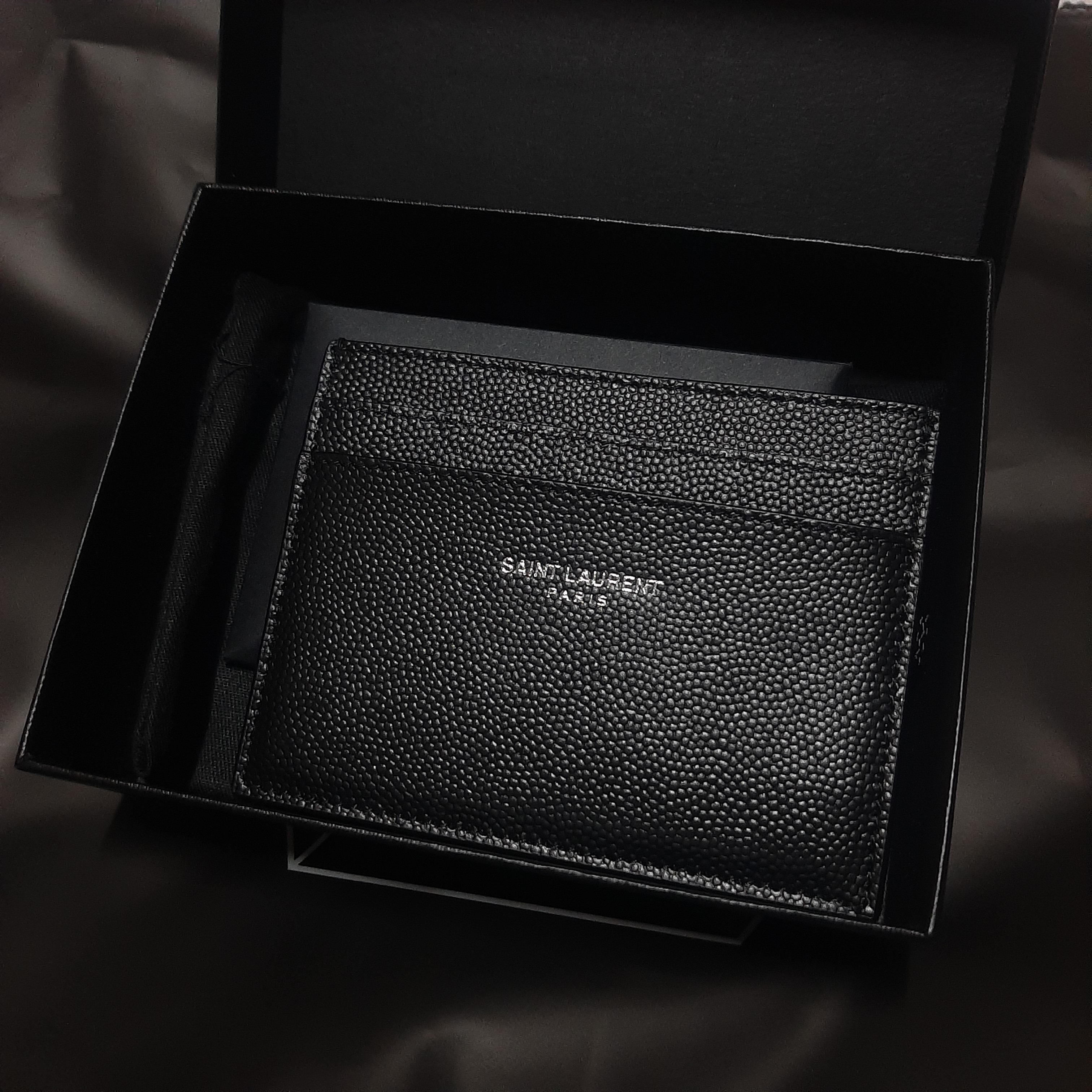 Saint Laurent Paris Credit Card Case in Grain de Poudre Embossed Leather Black 착용 스타일 - 2