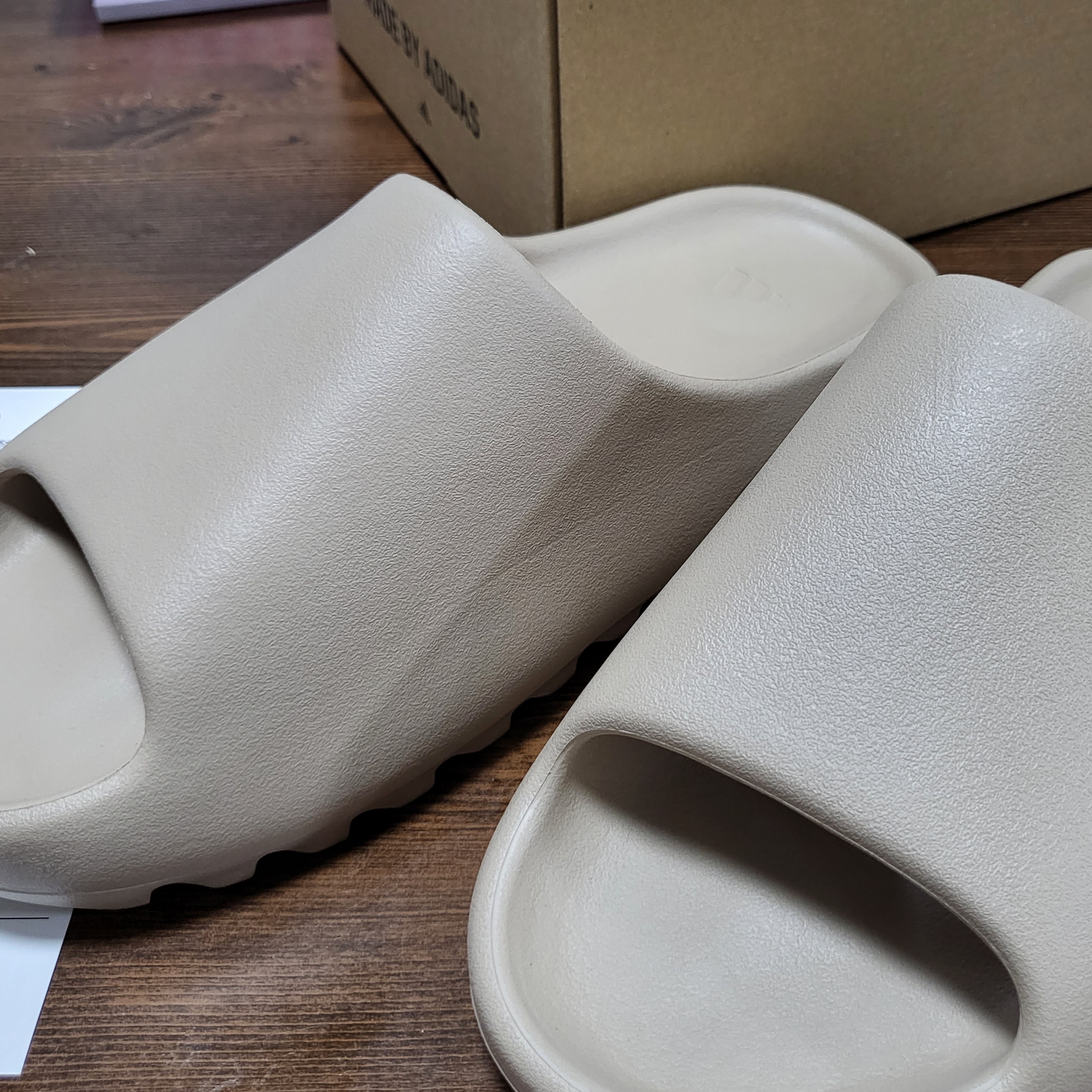 Adidas Yeezy Slide Pure - Re-Release Ver. 착용 스타일 - 1
