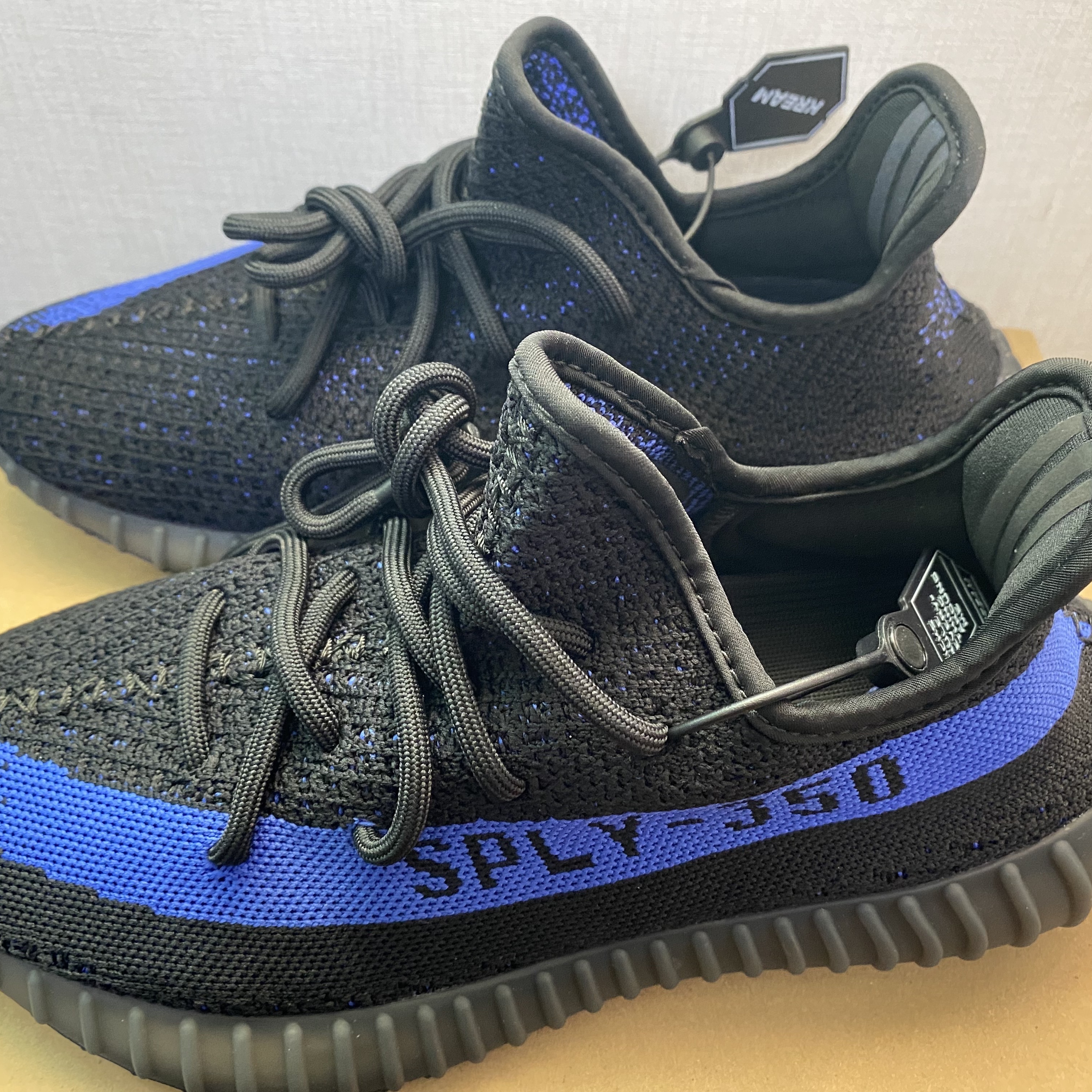 Adidas Yeezy Boost 350 V2 Dazzling Blue 착용 스타일 - 3