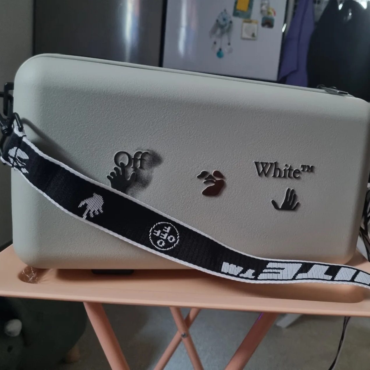 Off-White x Amore Pacific Protection Box (Without Cosmetics) 착용 스타일 - 2