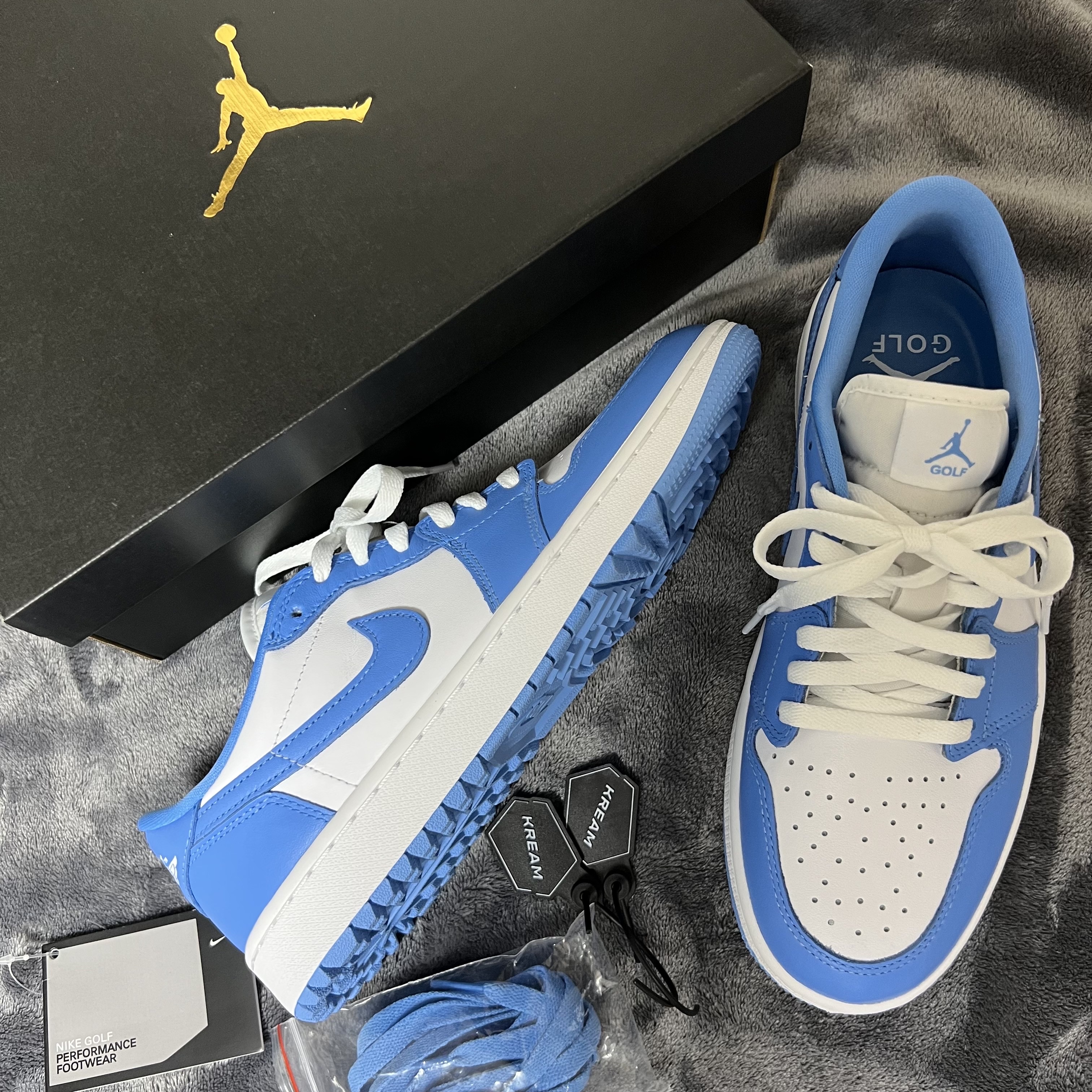 Jordan 1 Low Golf White and University Blue 착용 스타일 - 2
