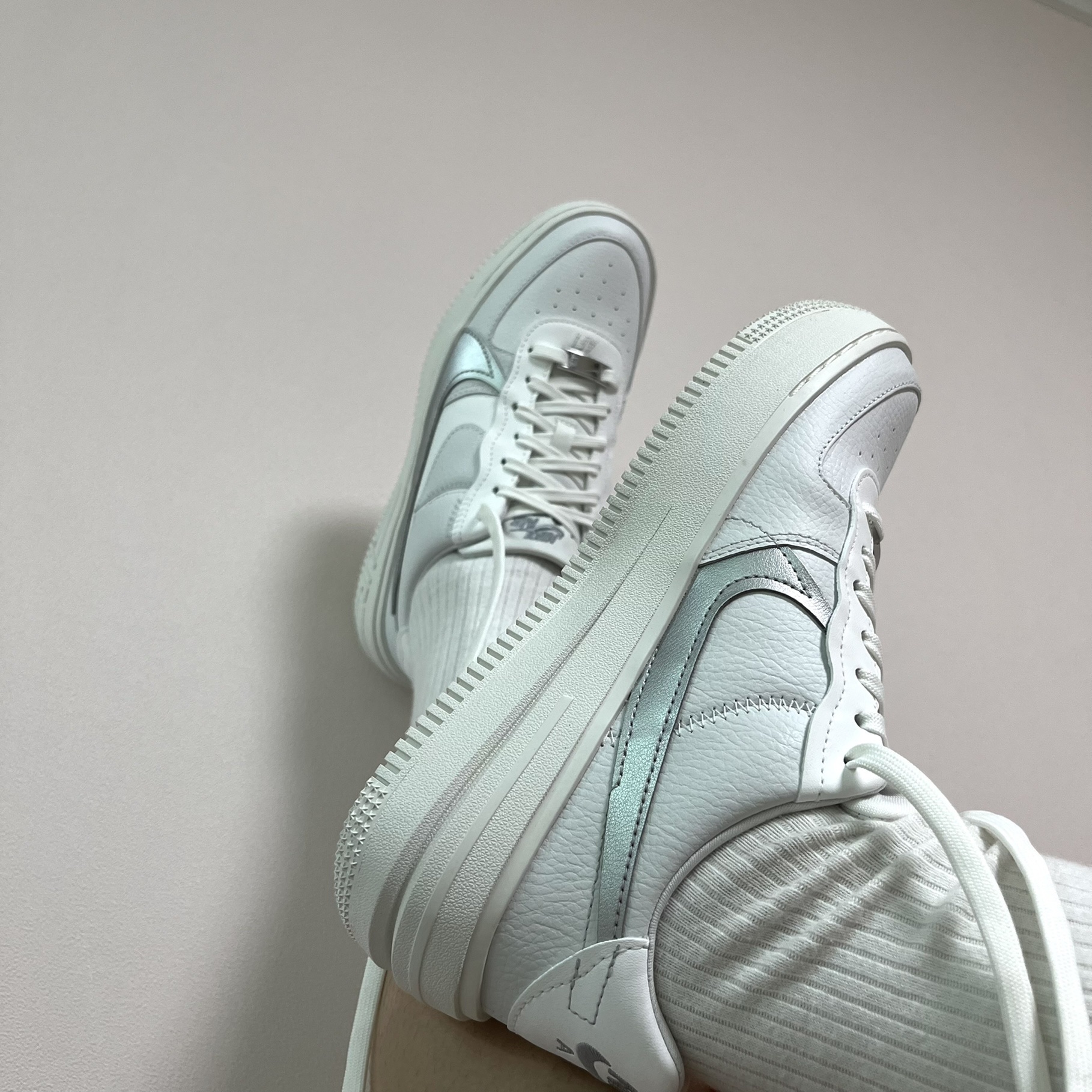 (W) Nike Air Force 1 PLT.AF.ORM Summit White Metallic Silver 착용 스타일 - 1