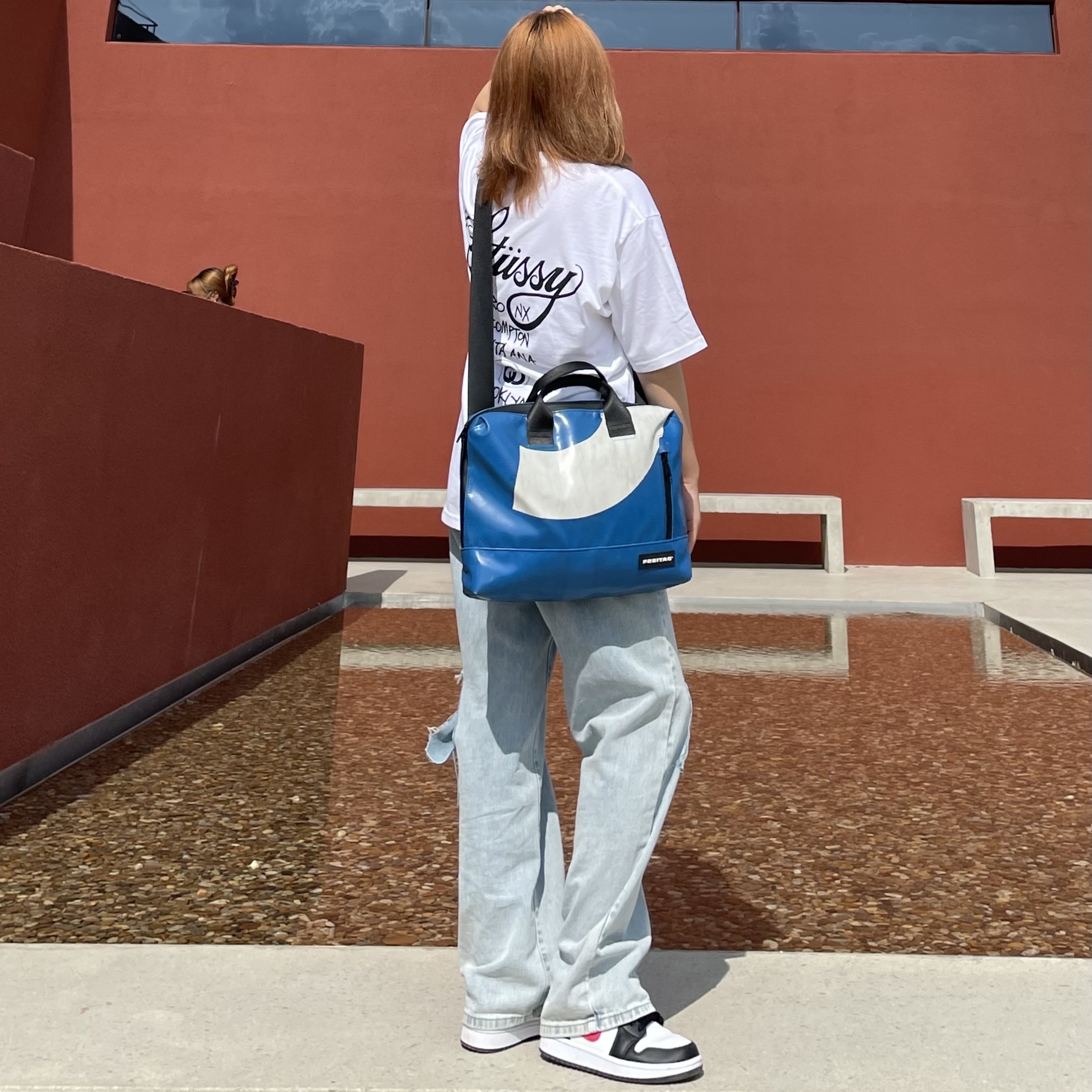 (W) Jordan 1 Low Black Siren Red, Stussy World Tour T-Shirt White 착용 스타일 - 3