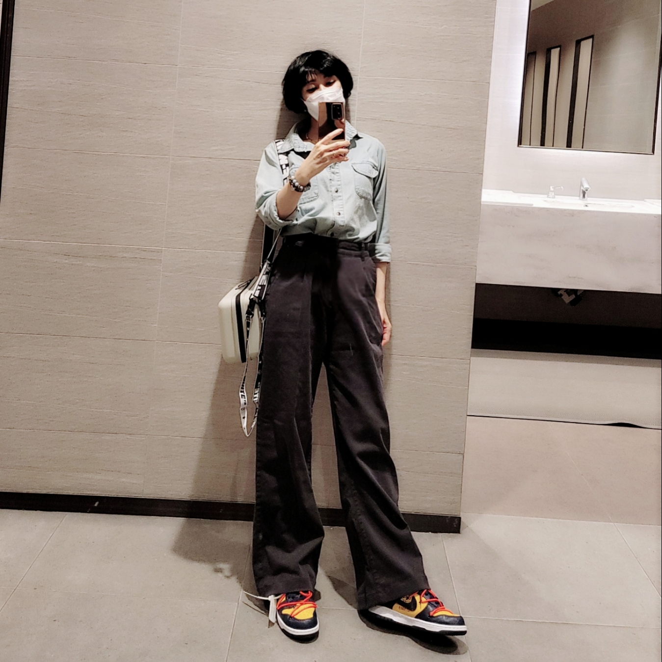 Off-White x Amore Pacific Protection Box (Without Cosmetics), Nike x Off-White Dunk Low University Gold Midnight Navy 착용 스타일