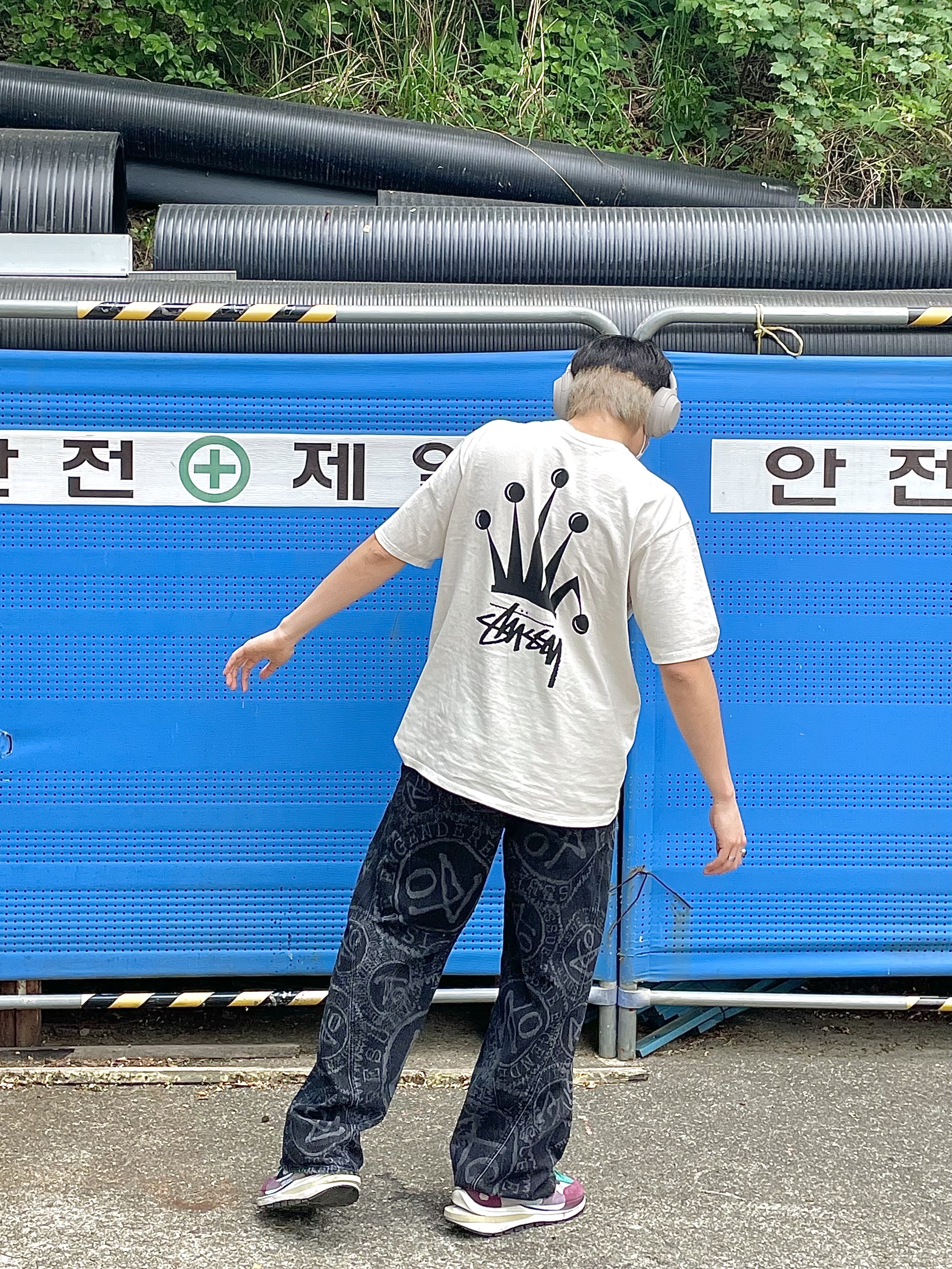 Sony WH-1000XM4 Platinum Silver (Korean Ver.), Stussy Regal Crown T-Shirt Natural 착용 스타일 - 2