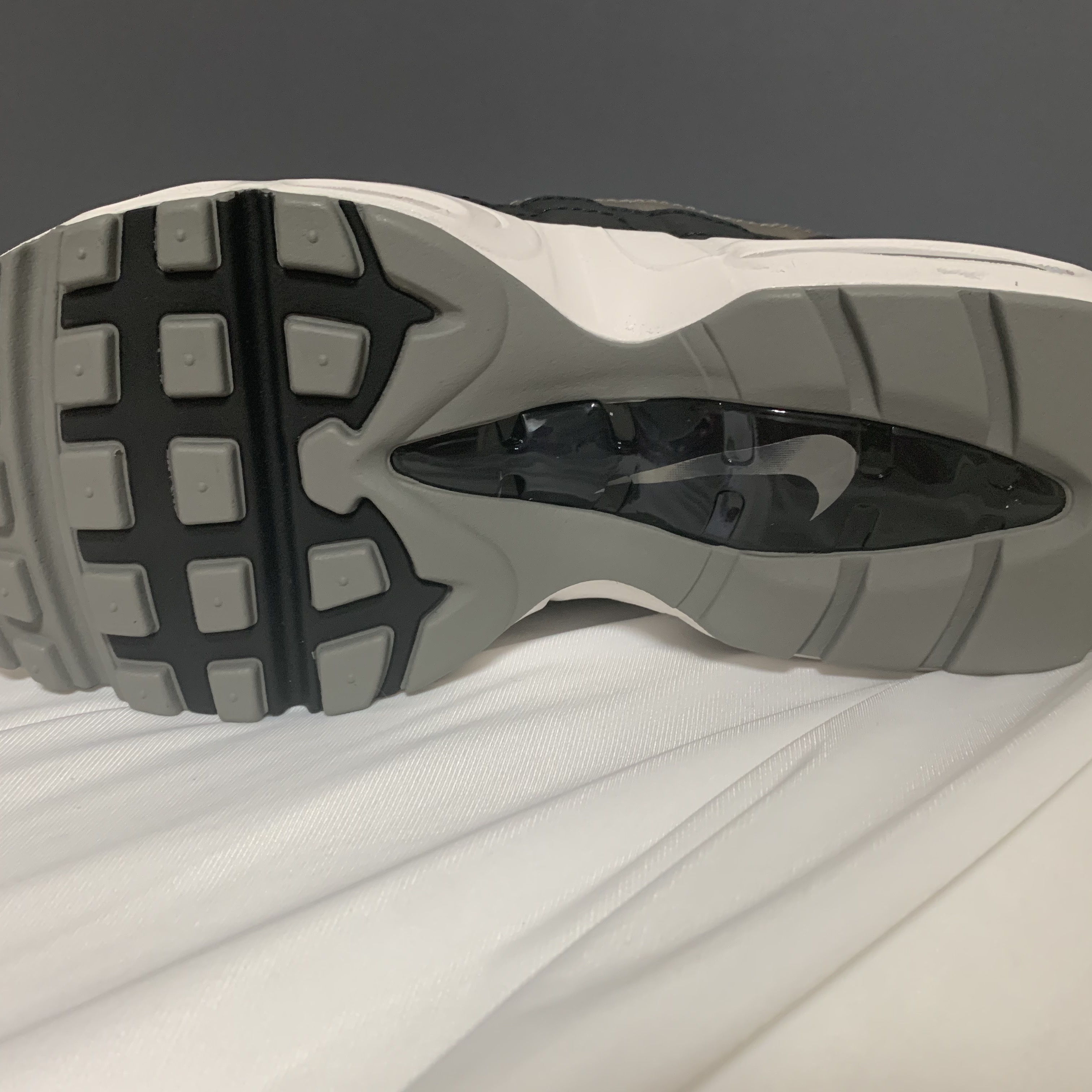 (W) Nike Air Max 95 Black Metallic Pewter 착용 스타일 - 2