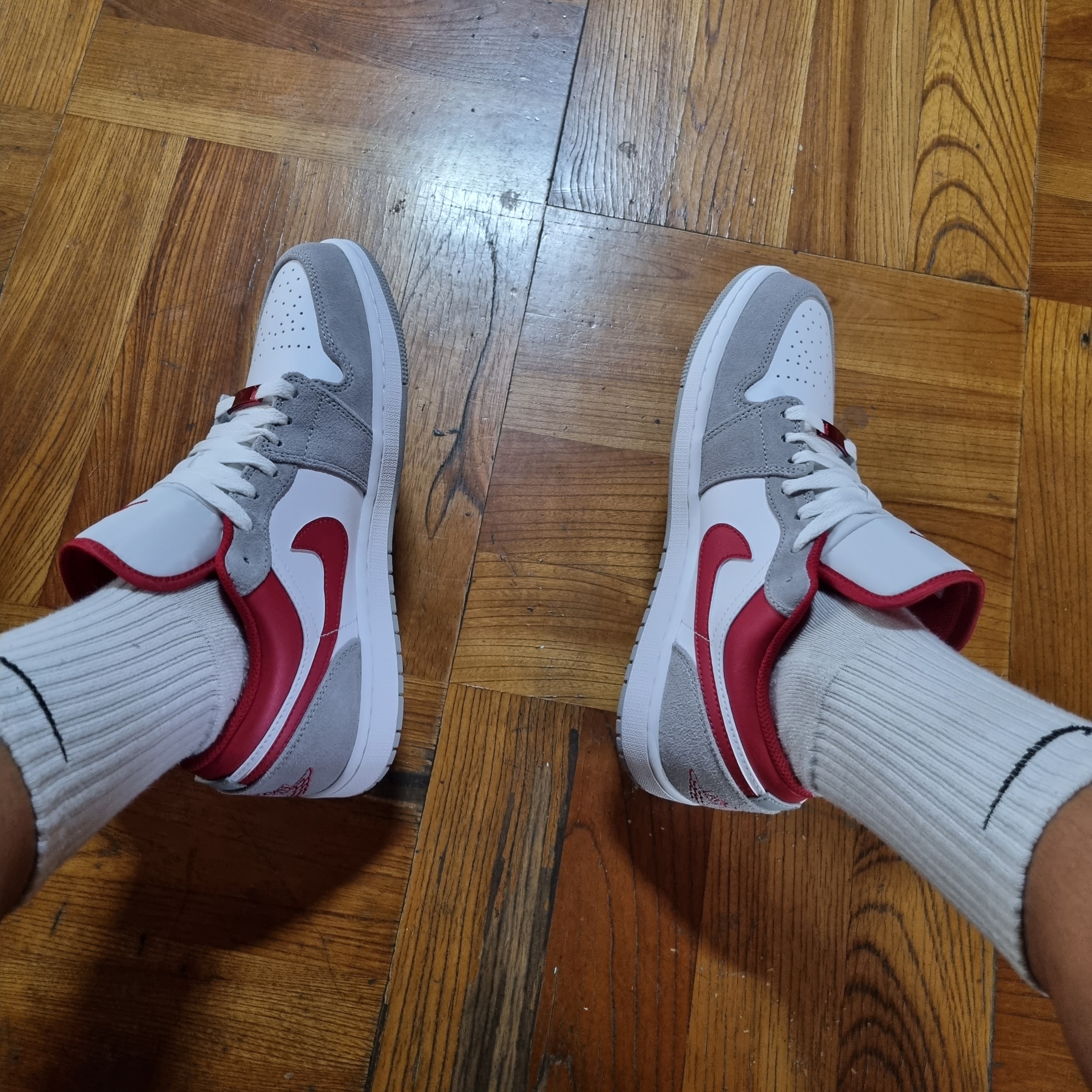 Jordan 1 Low SE Light Smoke Grey Gym Red 착용 스타일 - 1