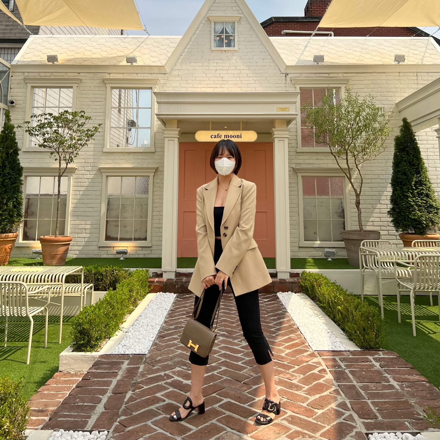 Hermes Constance III Mini 18 Bag Epsom & Gold Etoupe 착용 스타일 - 1