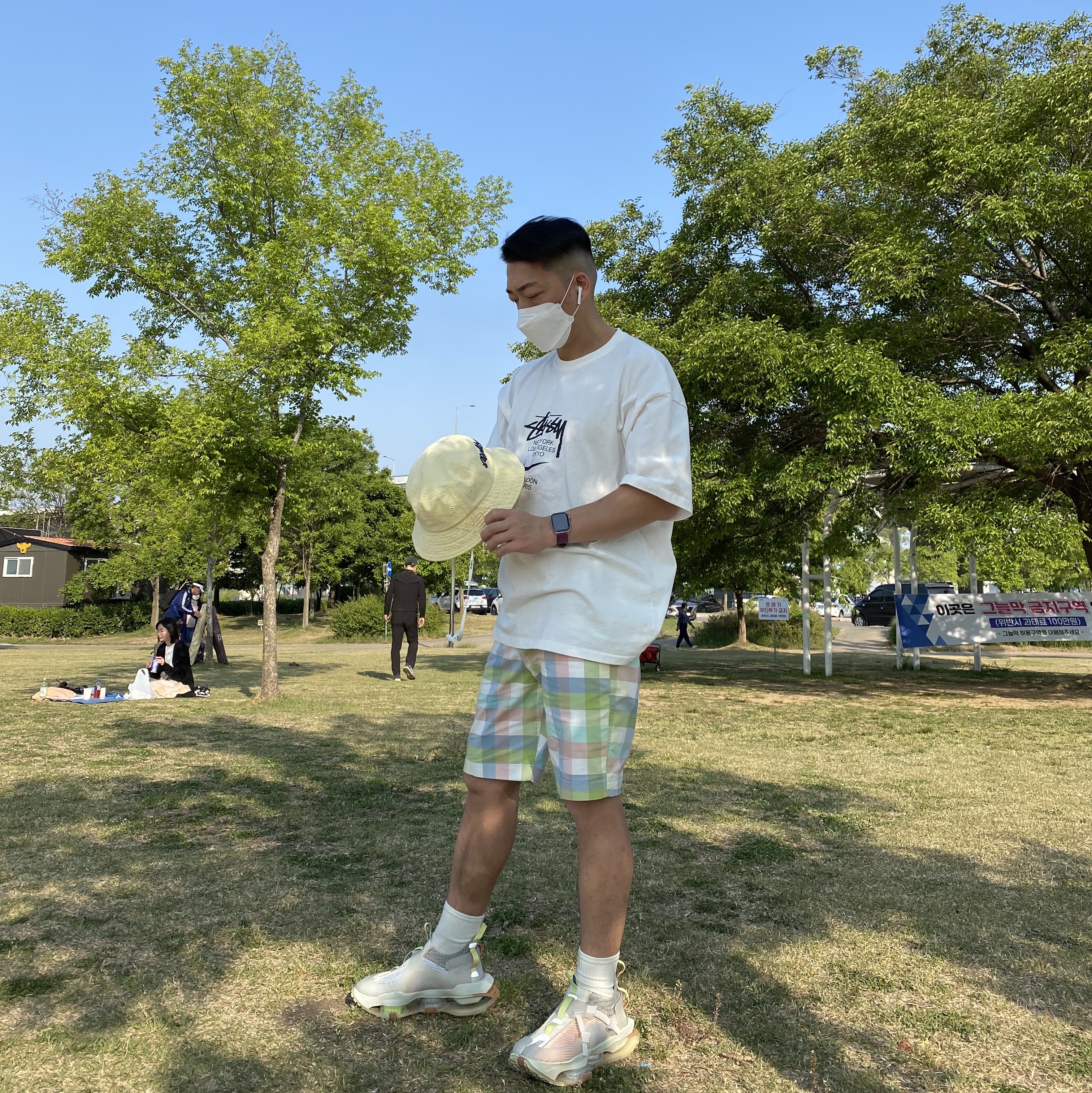 Nike ISPA Road Warrior Volt, Stussy World Tour T-Shirt White 착용 스타일