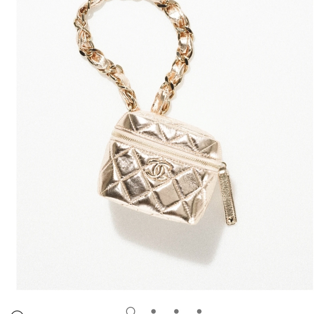 Chanel Clutch with Handle Lambskin & Gold Black 착용 스타일