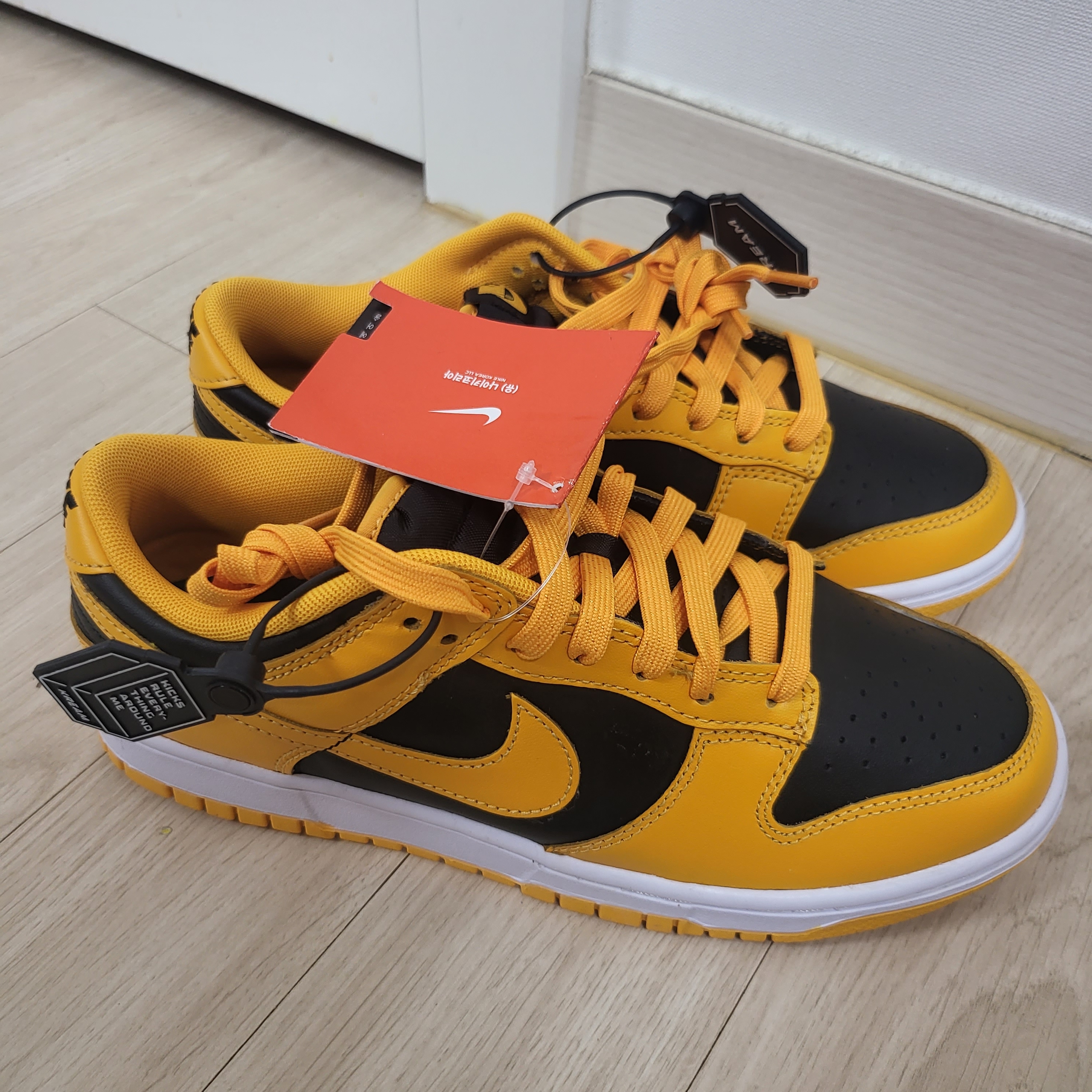 Nike Dunk Low Retro Championship Goldenrod 착용 스타일 - 3