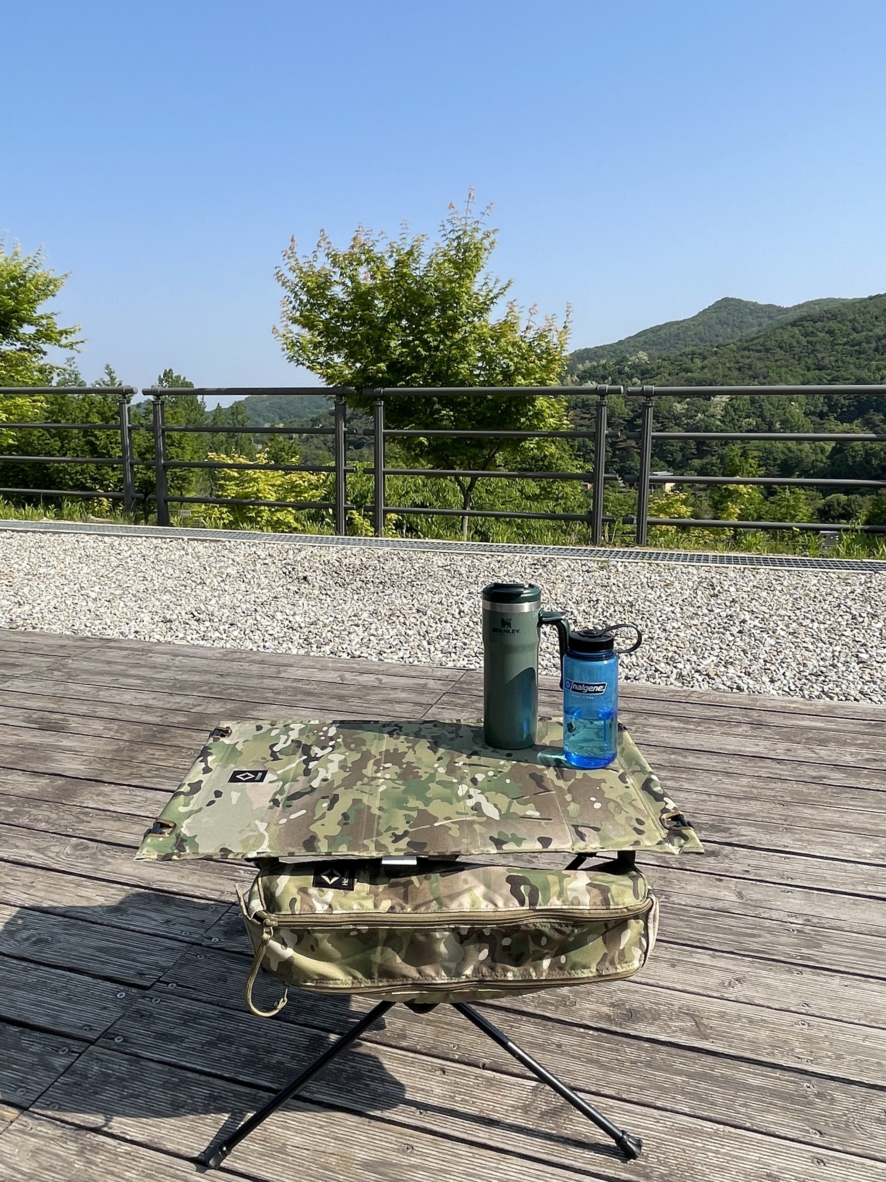 Helinox Tactical Table M Multicam 착용 스타일