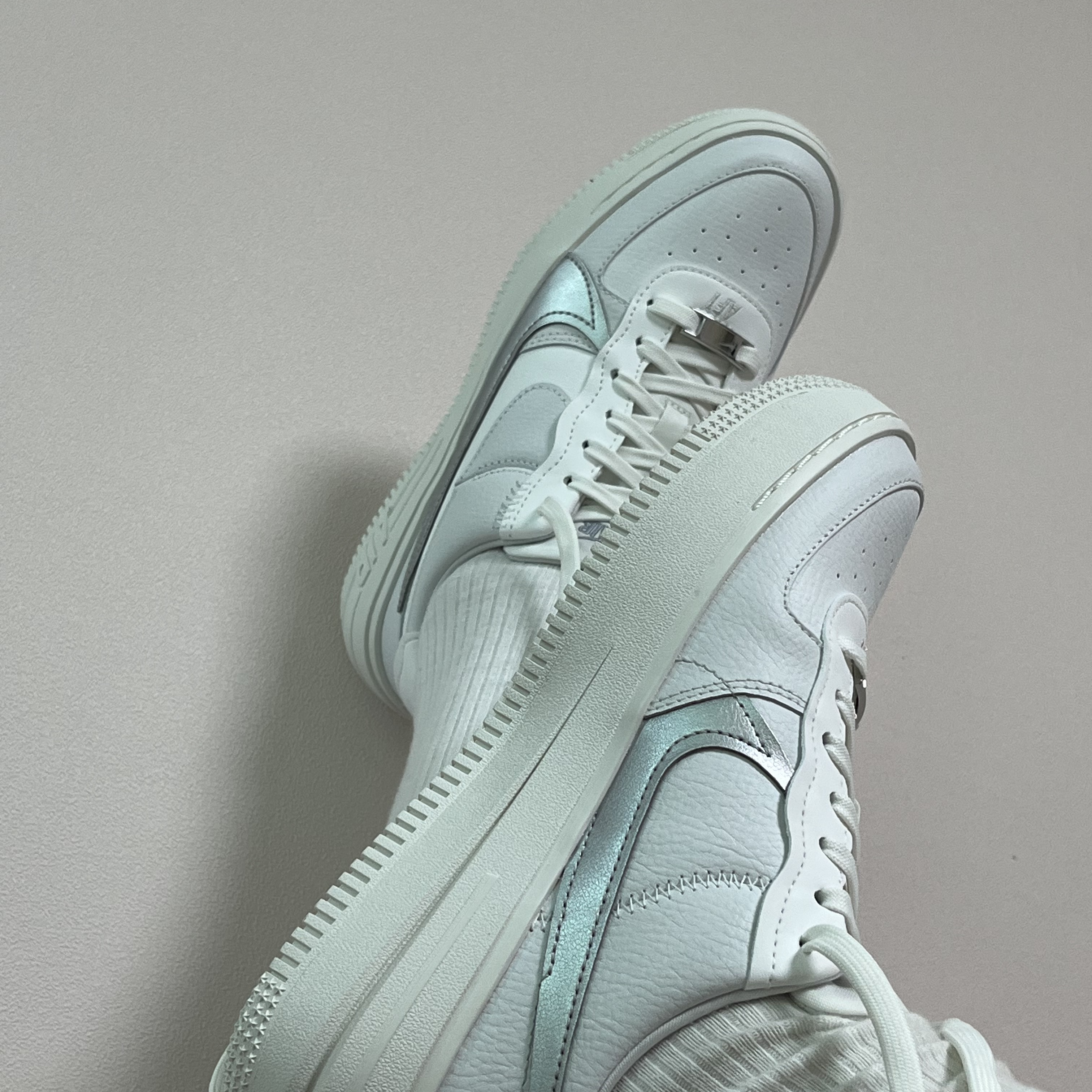 (W) Nike Air Force 1 PLT.AF.ORM Summit White Metallic Silver 착용 스타일 - 2