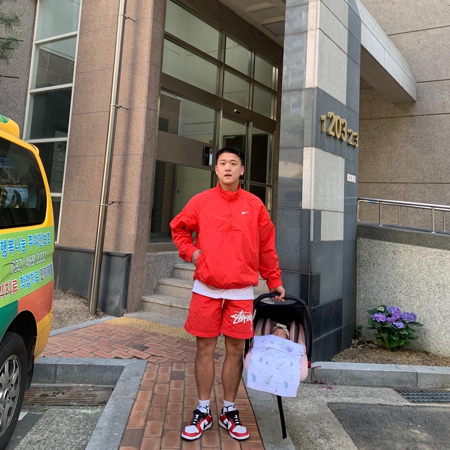 Nike x Stussy Water Shorts Habanero Red, Nike x Stussy Windrunner Jacket Habanero Red 착용 스타일 - 1