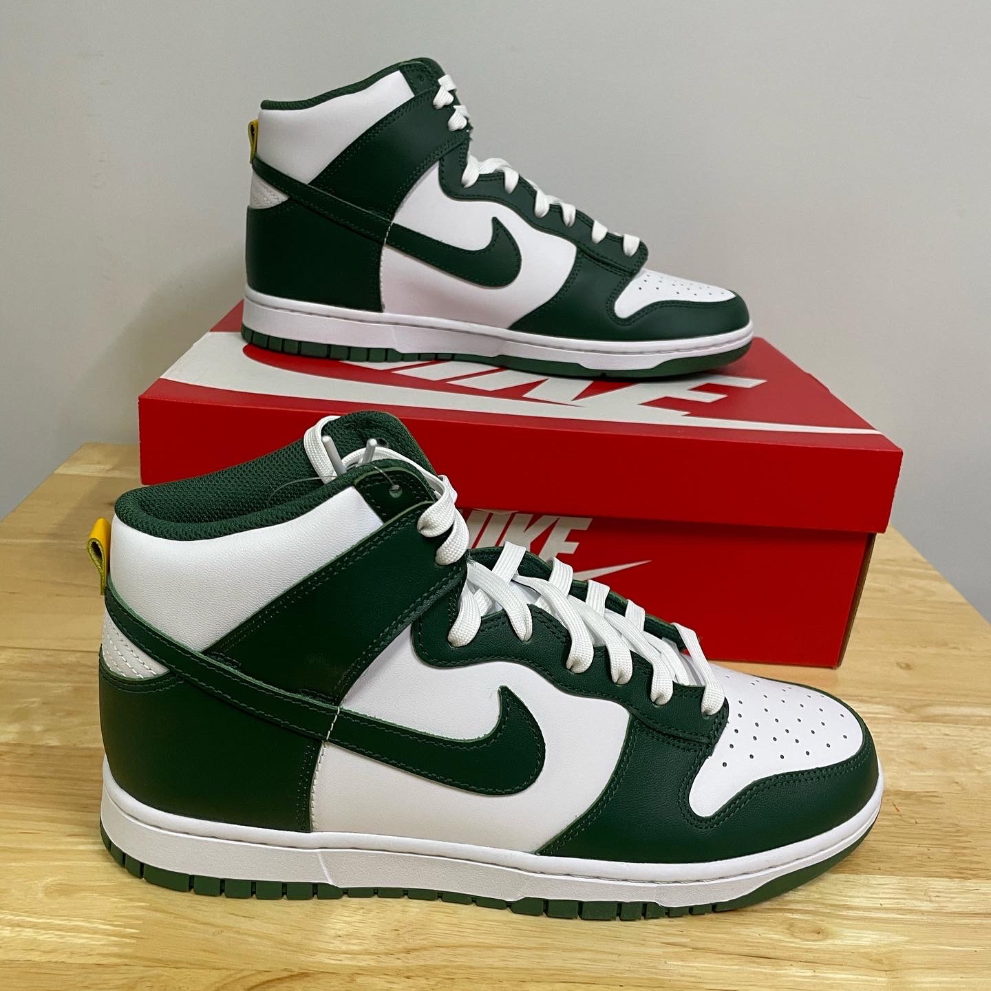 Nike Dunk High Retro Noble Green 착용 스타일 - 2