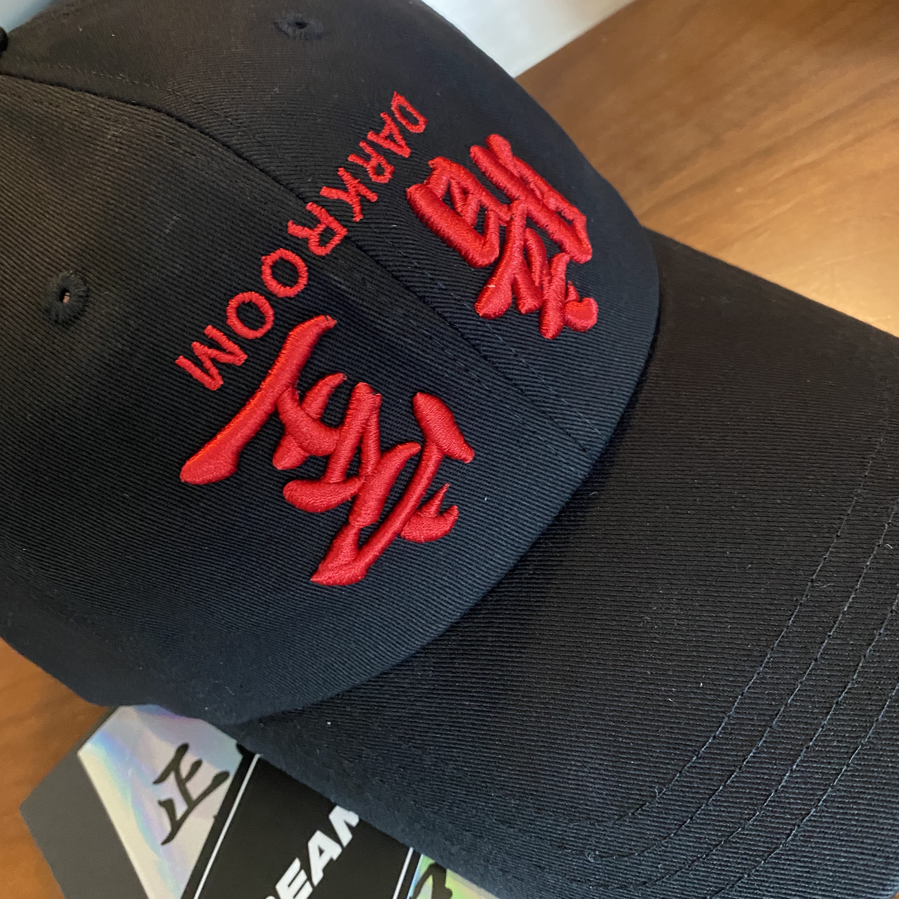Darkr8m Studio Upside Down Red Logo Cap 착용 스타일 - 2