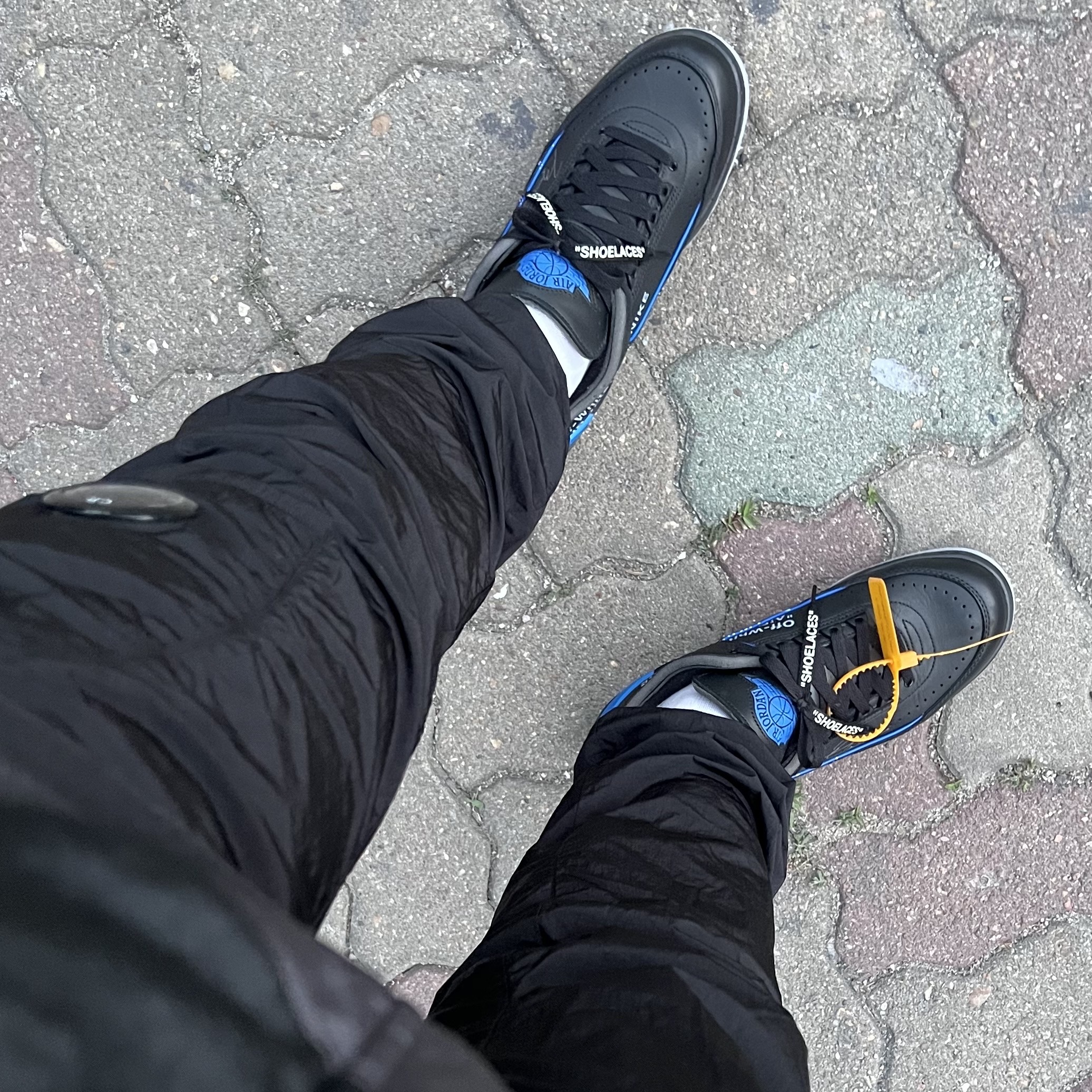 Jordan 2 x Off-White Retro Low SP Black and Varsity Royal, C.P. Company Chome-R Track Pants Black - 22SS 착용 스타일 - 2