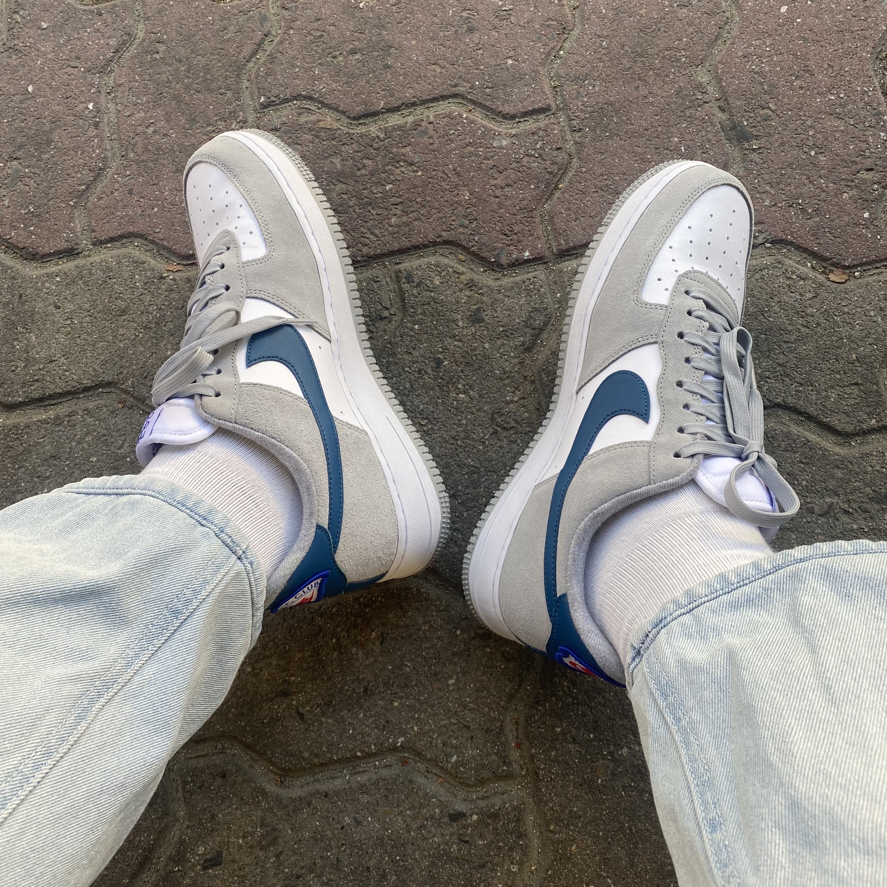 Nike Air Force 1 '07 LV8 Athletic Club Light Smoke Grey Marina 착용 스타일 - 1