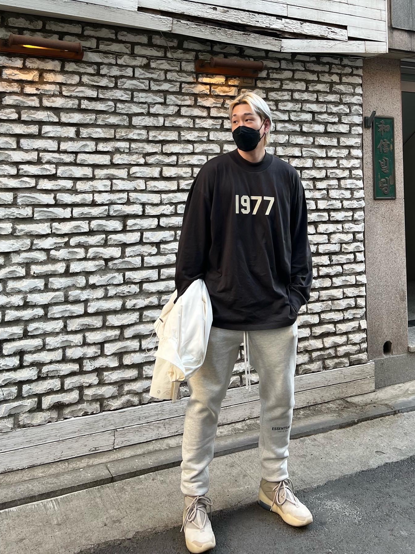 Essentials The Core Collection Sweatpants Oatmeal, Essentials 1977 Long Sleeve T-Shirt Iron - 22SS 착용 스타일 - 2