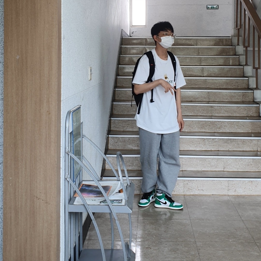Stussy Crowned T-Shirt White, (W) Jordan 1 Retro High OG Lucky Green 착용 스타일 - 1