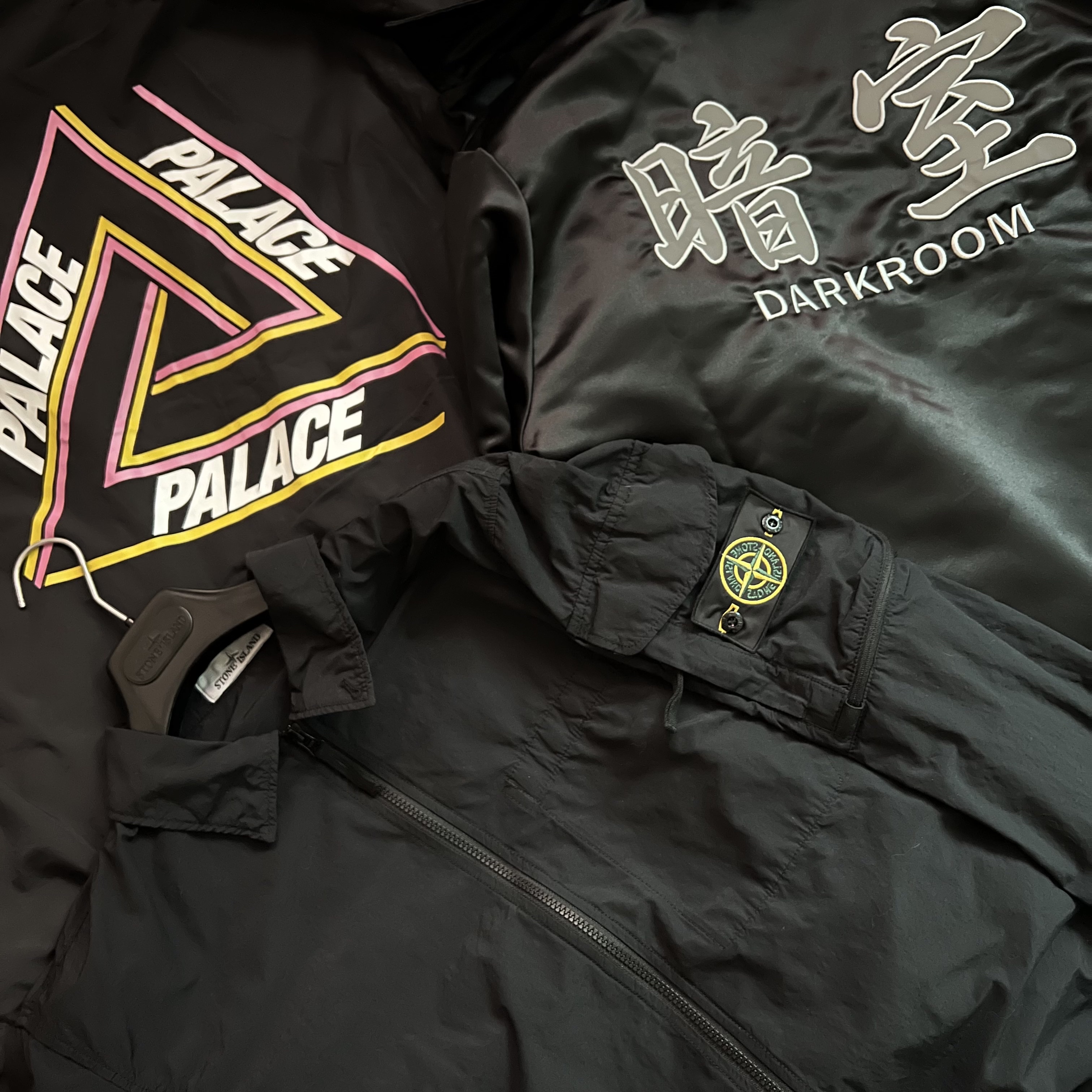 Stone Island 10502 Naslan Light Garment Dyed Overshirt Black - 22SS, Palace Tri Outline Coach Jacket Black - 22SS 착용 스타일