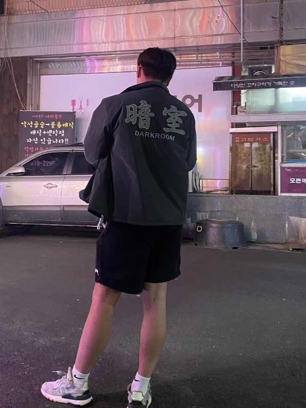 Darkr8m Studio x Hardhitters Reflective Coach Jacket Black, Stussy Stock Water Shorts Black 착용 스타일 - 3