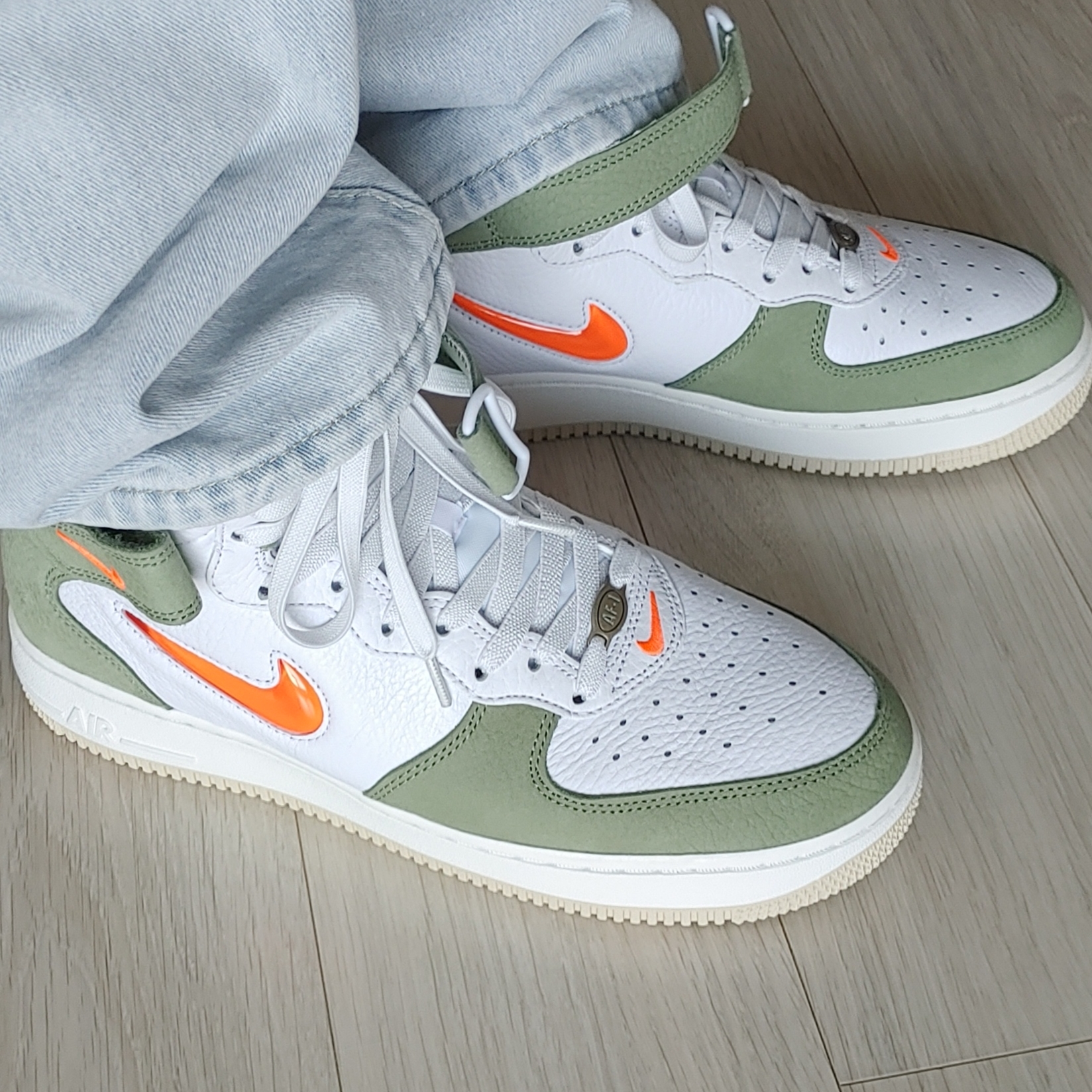Nike Air Force 1 Mid '07 QS Olive Green and Total Orange 착용 스타일 - 2