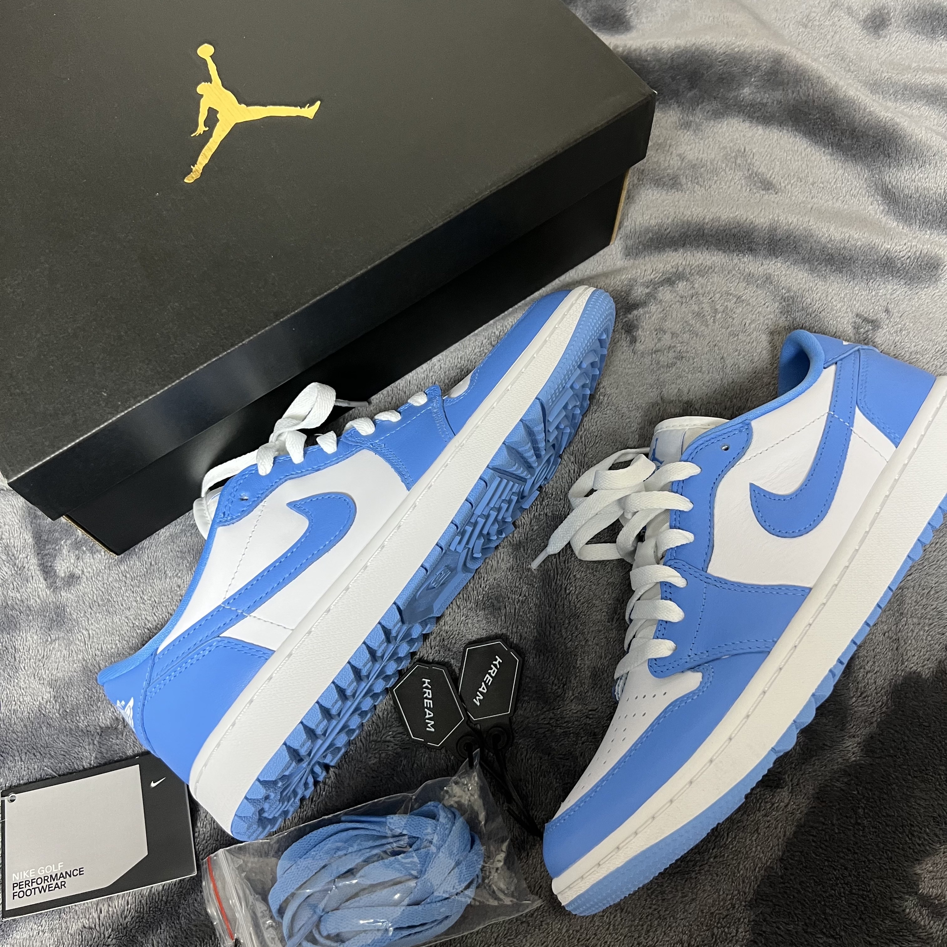 Jordan 1 Low Golf White and University Blue 착용 스타일 - 1