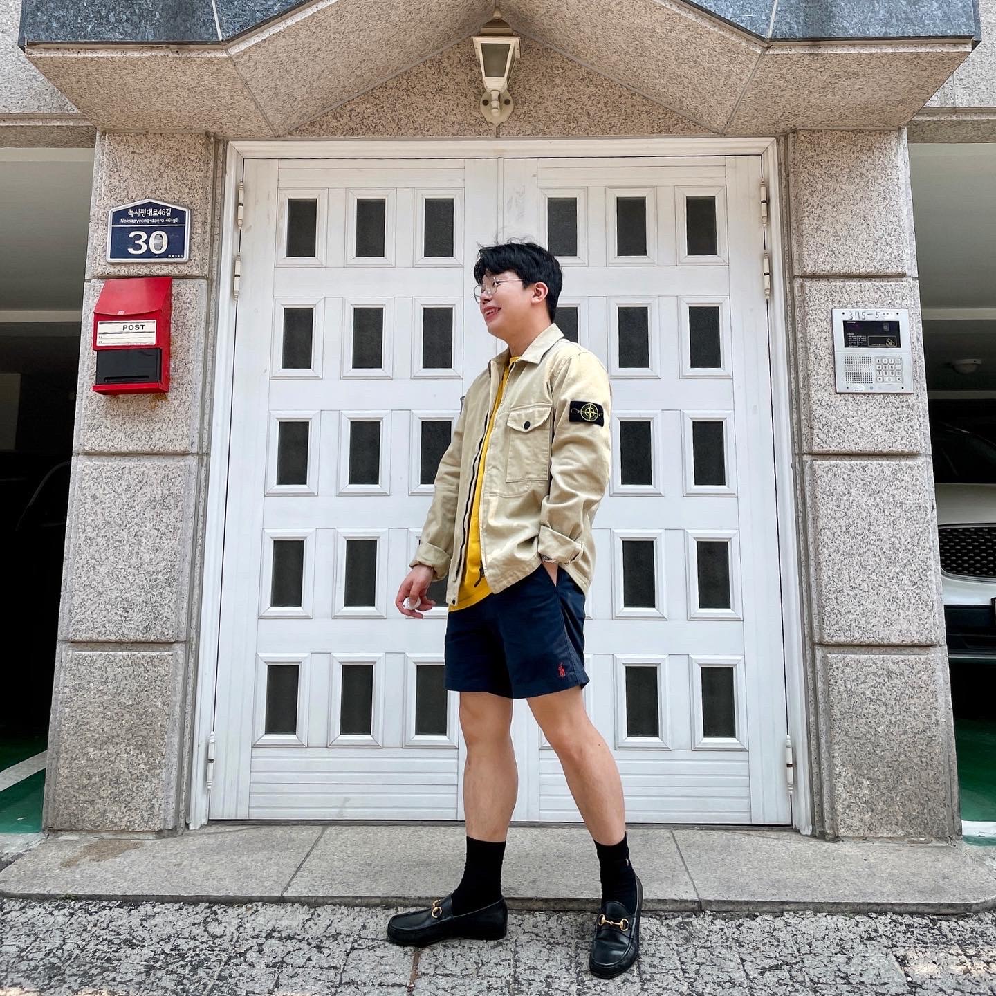 Gucci 1953 Horsebit Leather Loafers Black, Stussy Stock DSM London T-Shirt Honey 2021 착용 스타일 - 3