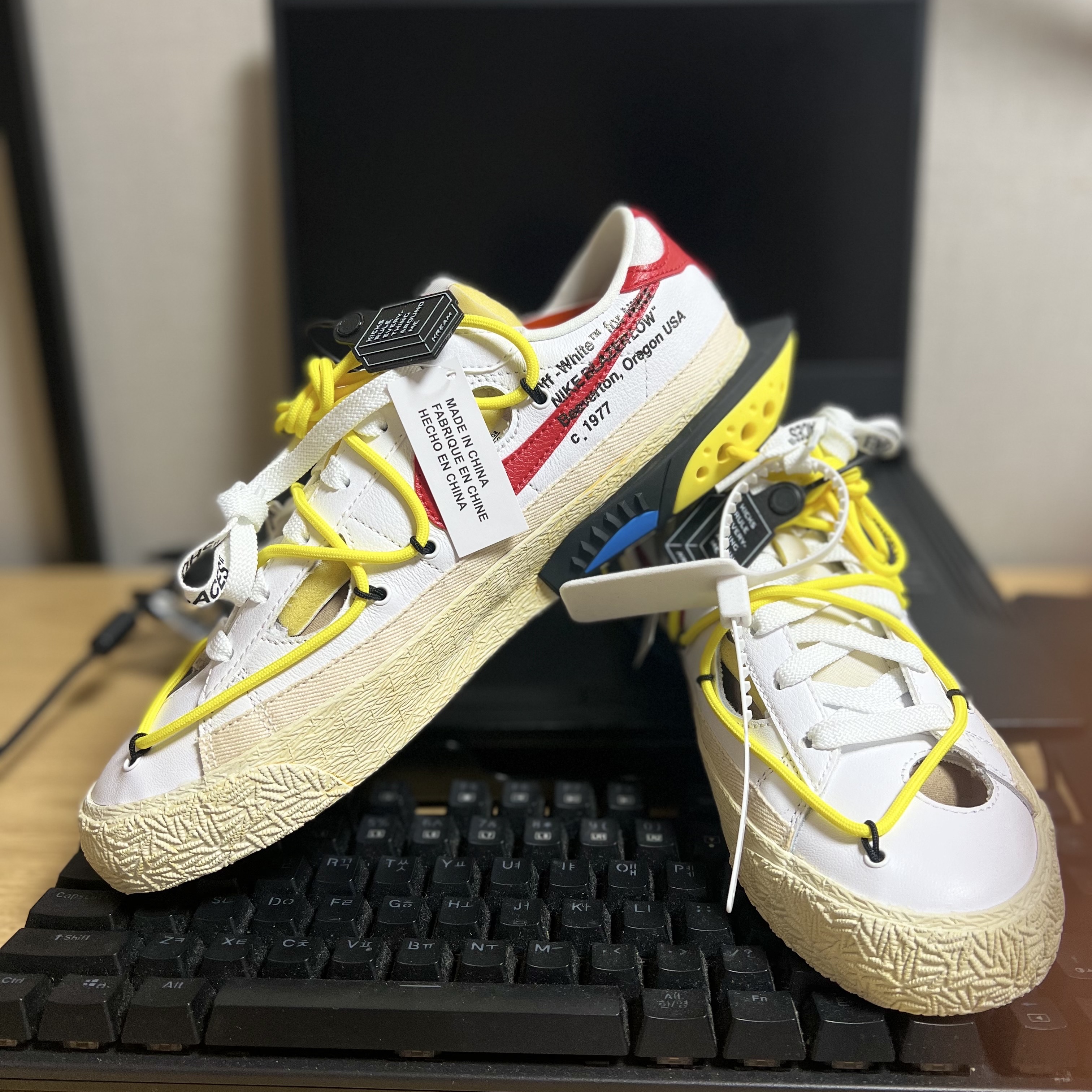 Nike x Off-White Blazer Low '77 White and University Red 착용 스타일 - 2
