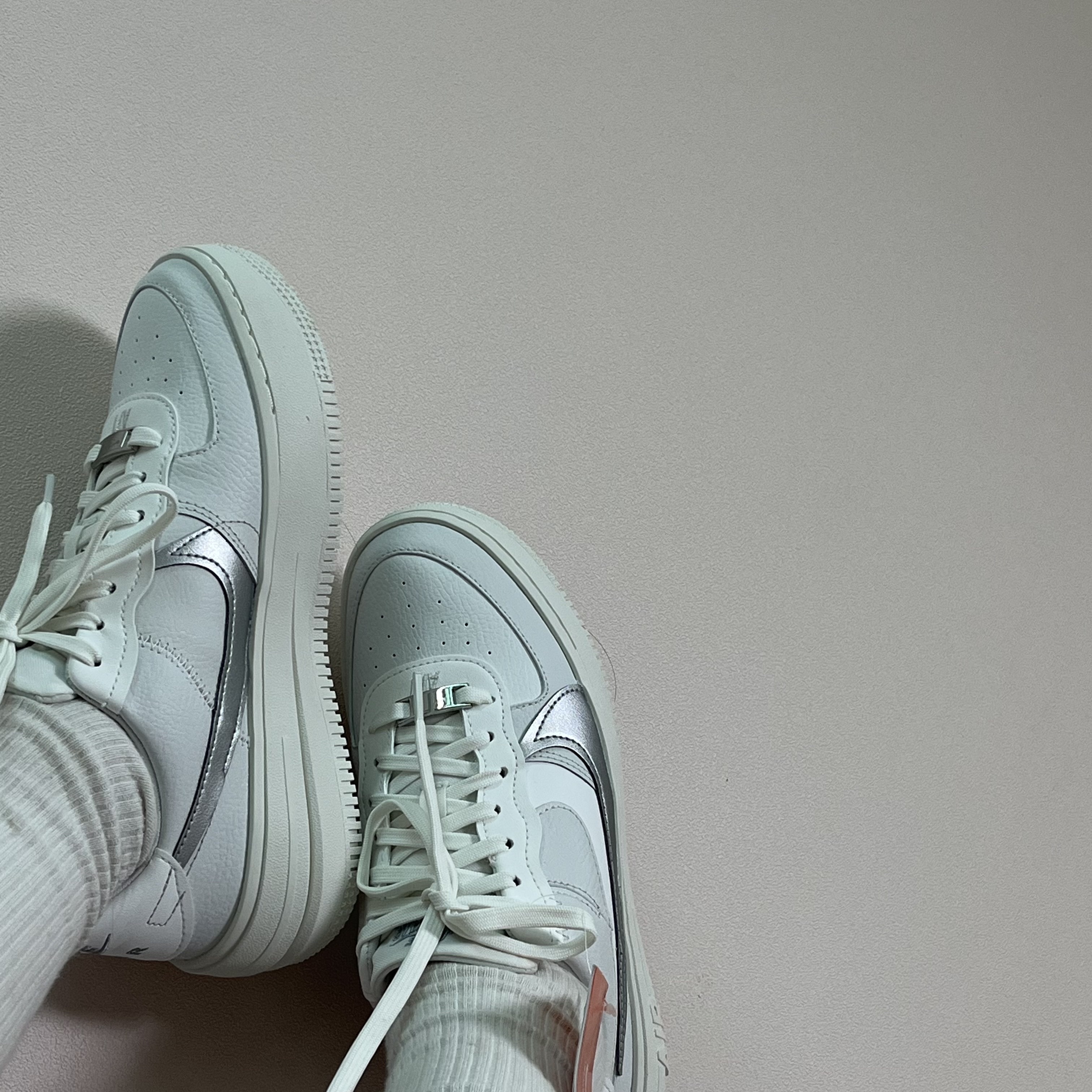(W) Nike Air Force 1 PLT.AF.ORM Summit White Metallic Silver 착용 스타일 - 3